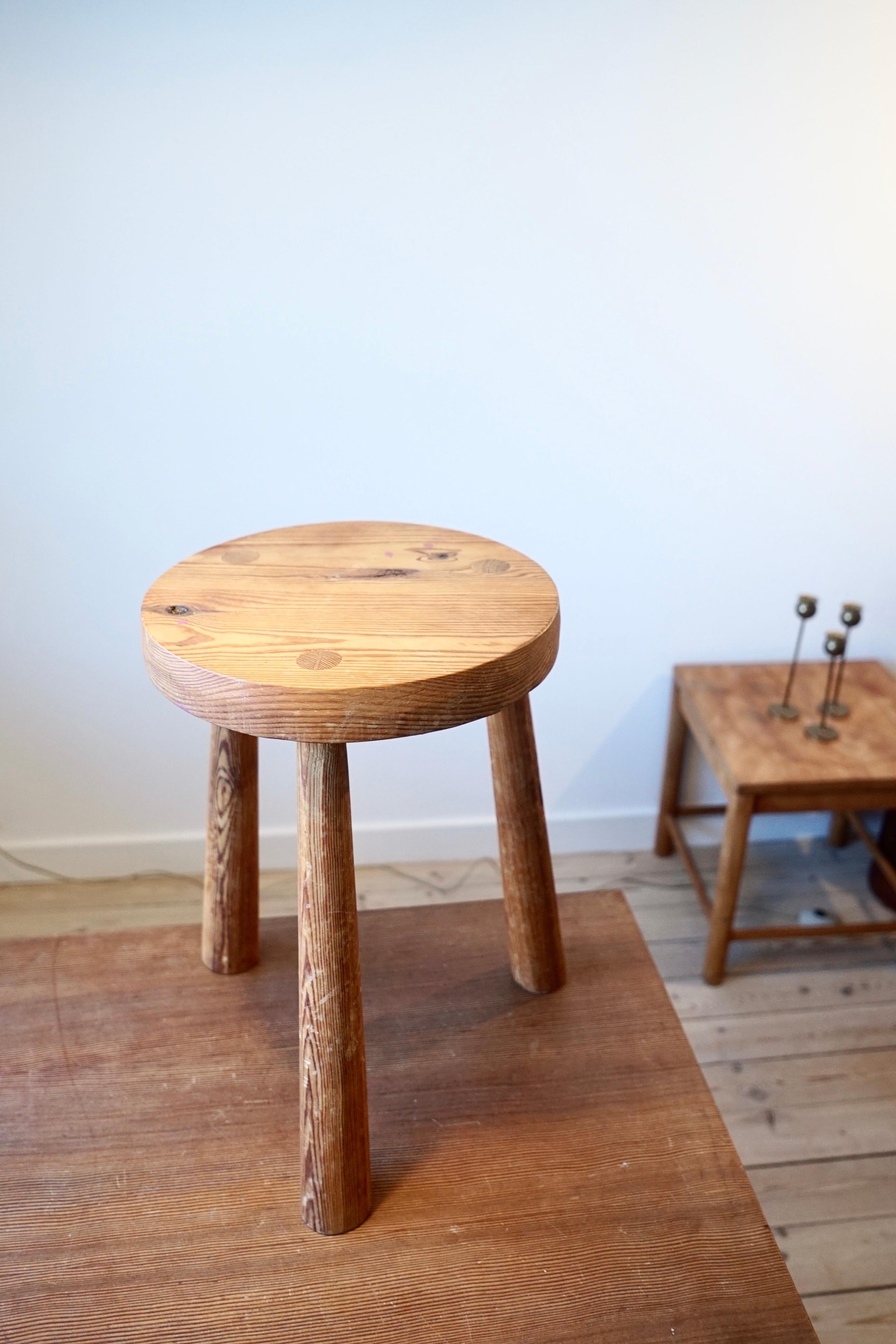 Patinaed Swedish brutalist pine stool from the 1960s.

The stool is made in solid pine with tapped legs, the stool has over the years Gotten a beautiful patina.

The stool is typical Scandinavian and will be a great addition to any interior and