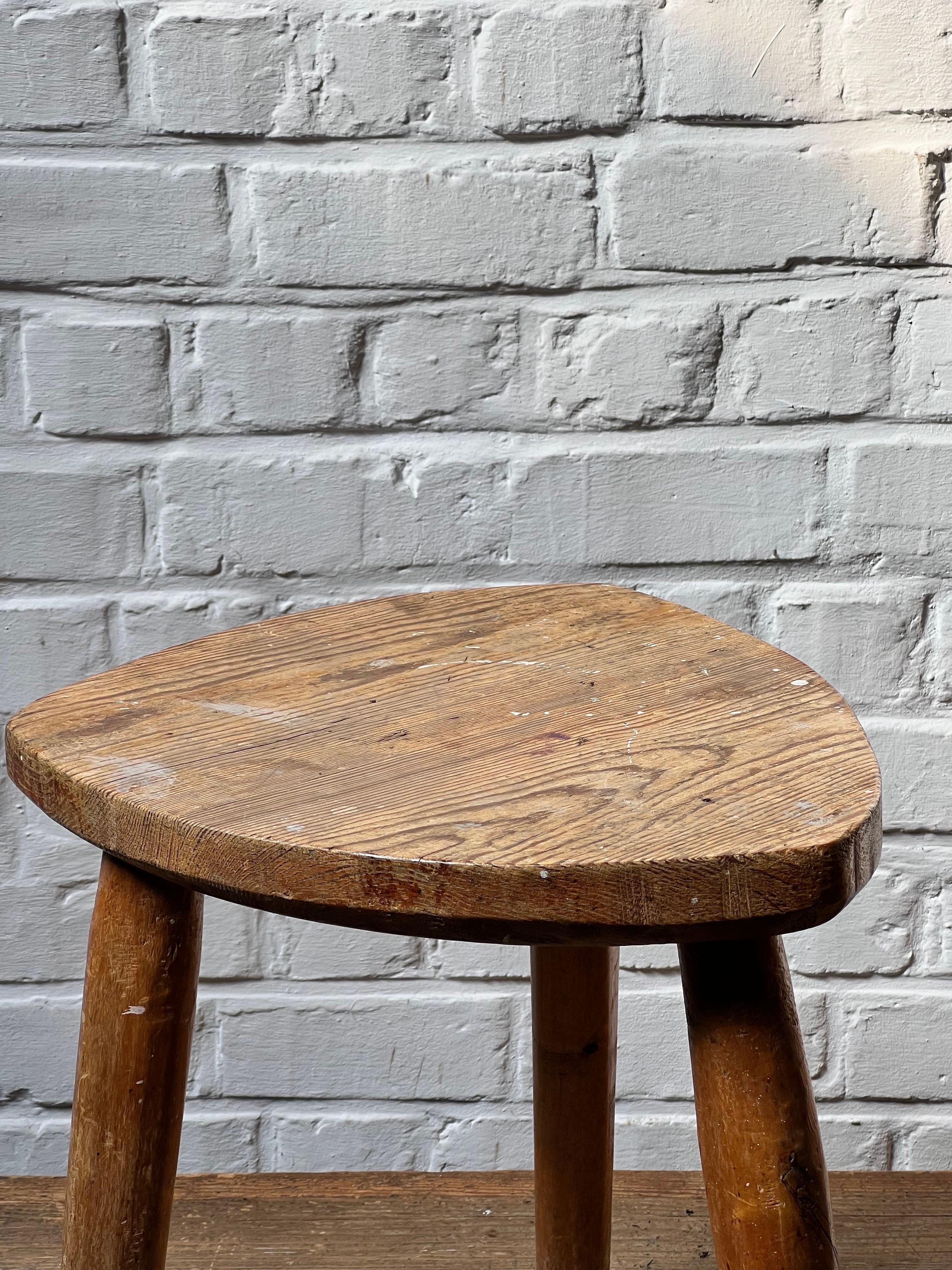 Swedish Brutalist pine stool, Freeform, 1950s, Handmade In Good Condition In Forest, BE