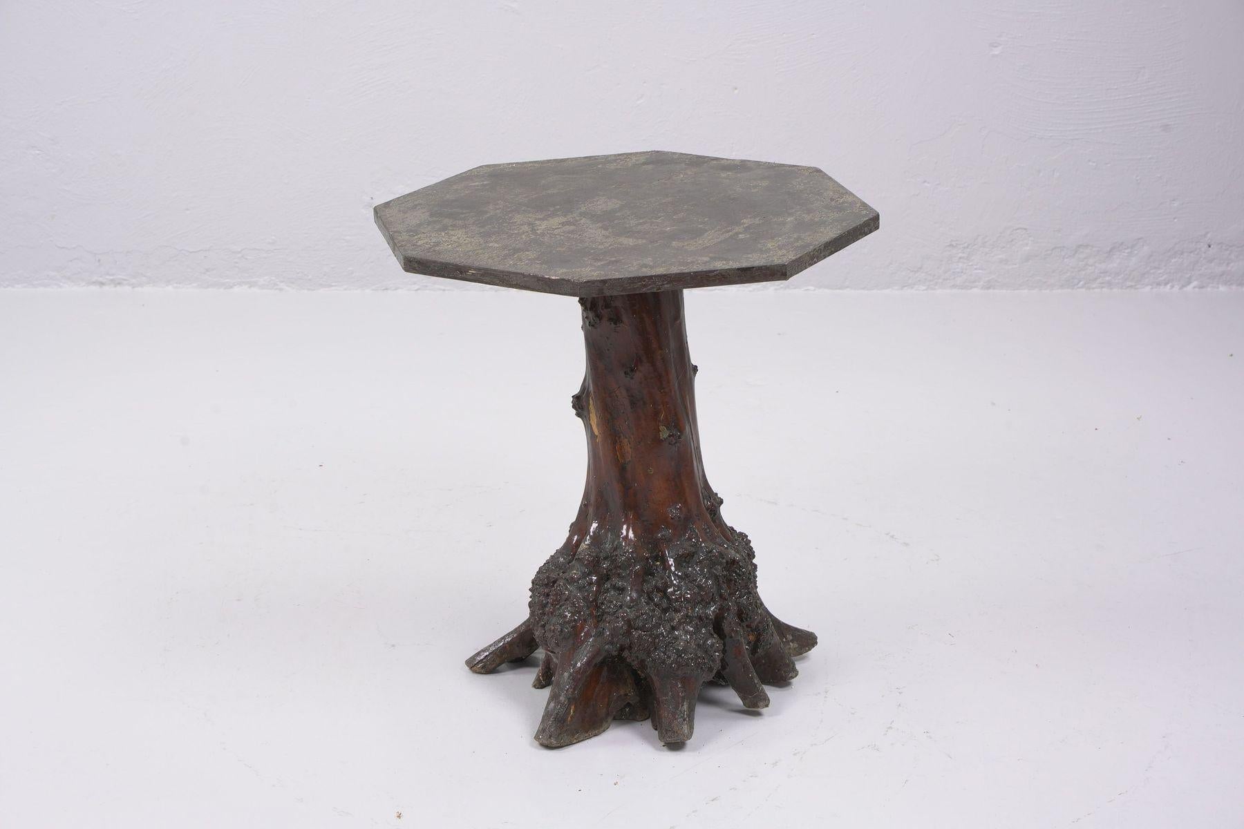 Hand-Carved Swedish Brutalist Tree Trunk Coffee Table, nice patina 1940s Handmade Unique For Sale