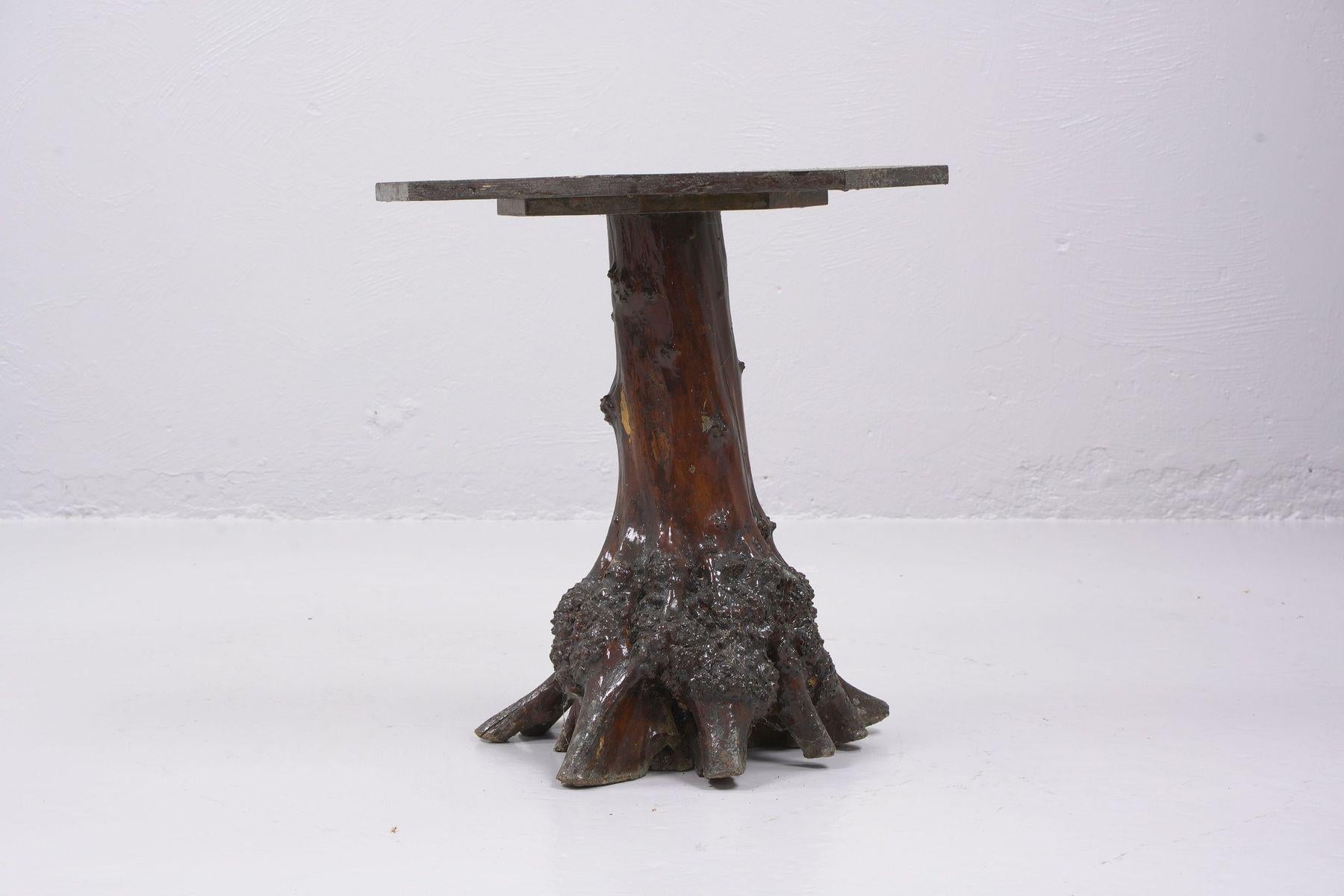 Sculpté à la main Table basse suédoise brutaliste en forme de tronc d'arbre, belle patine 1940s Handmade Unique en vente