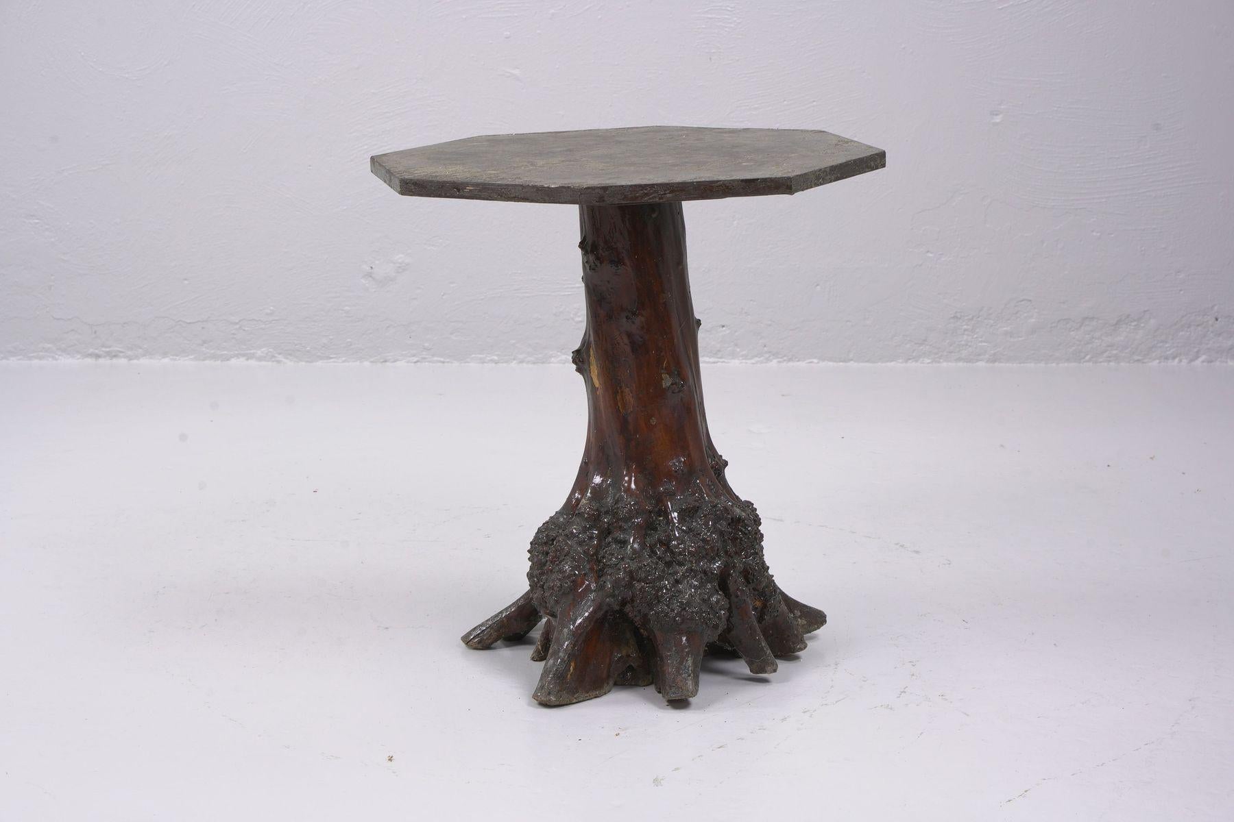 20ième siècle Table basse suédoise brutaliste en forme de tronc d'arbre, belle patine 1940s Handmade Unique en vente