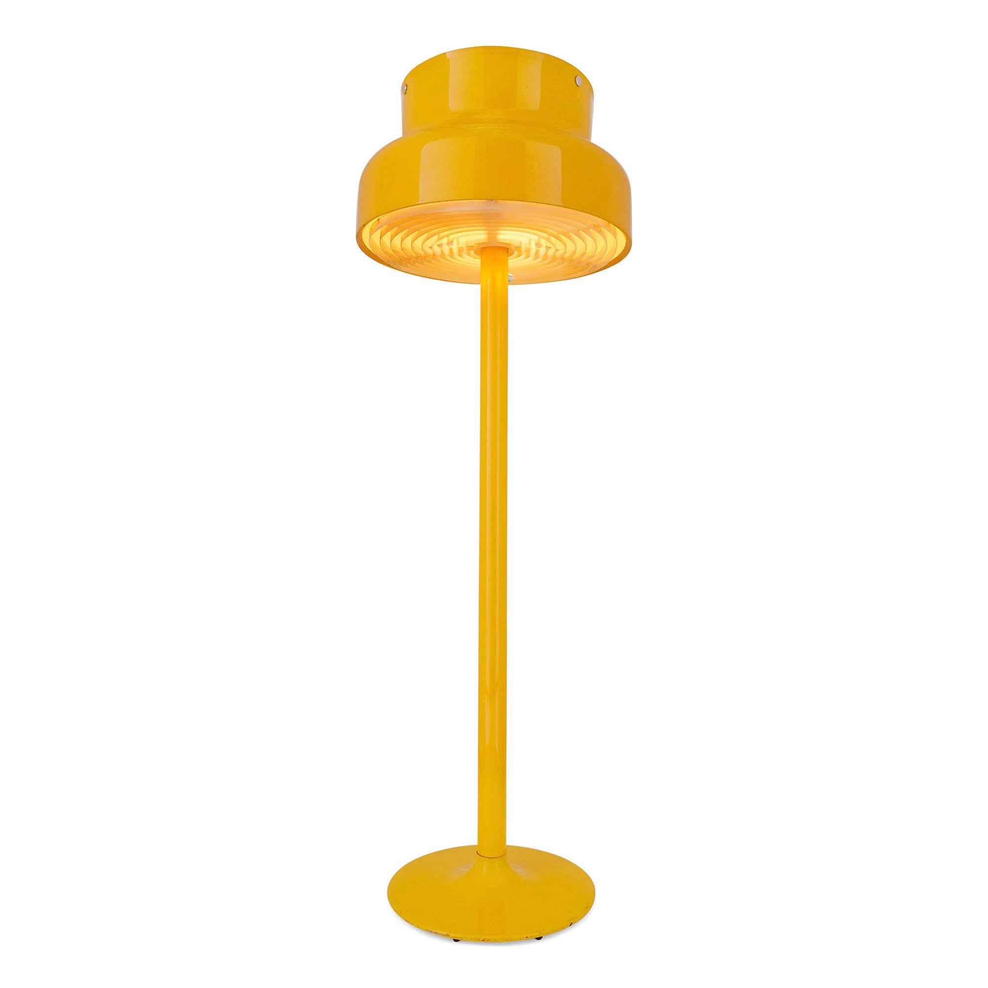 The ‘Bumling’ lamp by Anders Pehrson has been produced by Ateljé Lyktan in Sweden since 1968. This version of the design icon is striking for its bold coloration: the lampshade, tube, and base of the lamp are all made of yellow enamelled metal. The