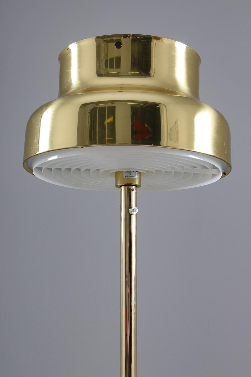 Schwedische Stehlampe „Bumling“ aus Messing von Anders Pehrson für Atelj Lyktan im Zustand „Gut“ in Karlstad, SE