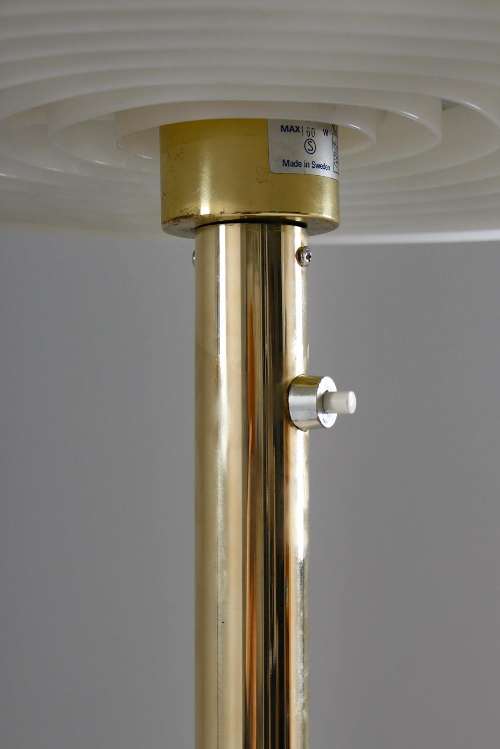 Schwedische Stehlampe „Bumling“ aus Messing von Anders Pehrson für Atelj Lyktan (20. Jahrhundert)