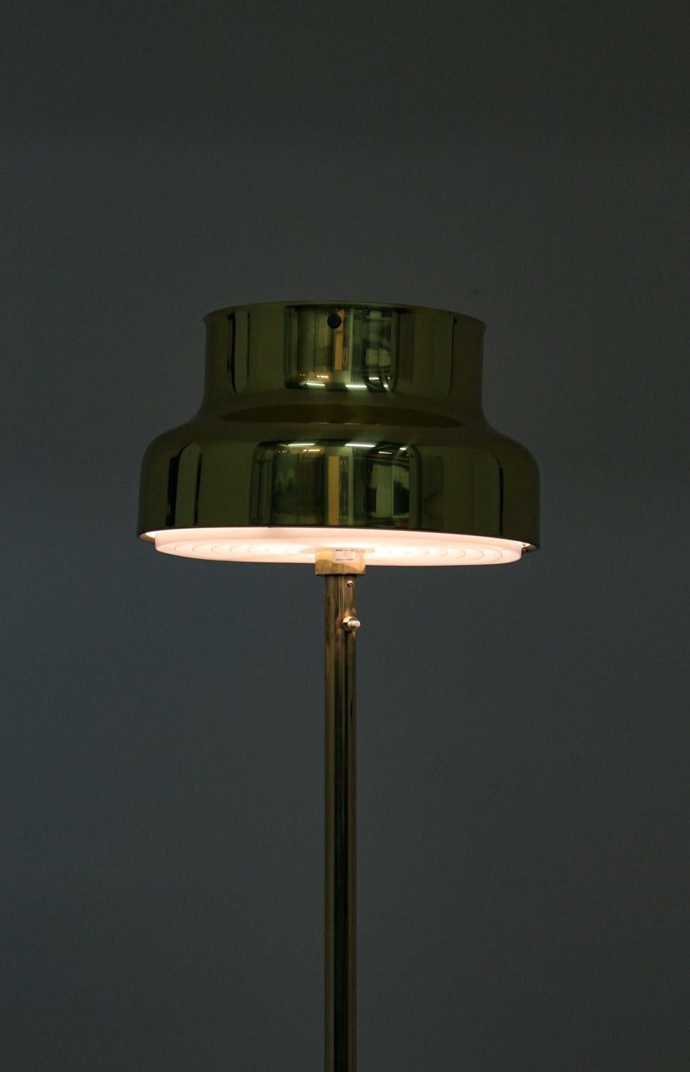 Schwedische Stehlampe „Bumling“ aus Messing von Anders Pehrson für Atelj Lyktan 3