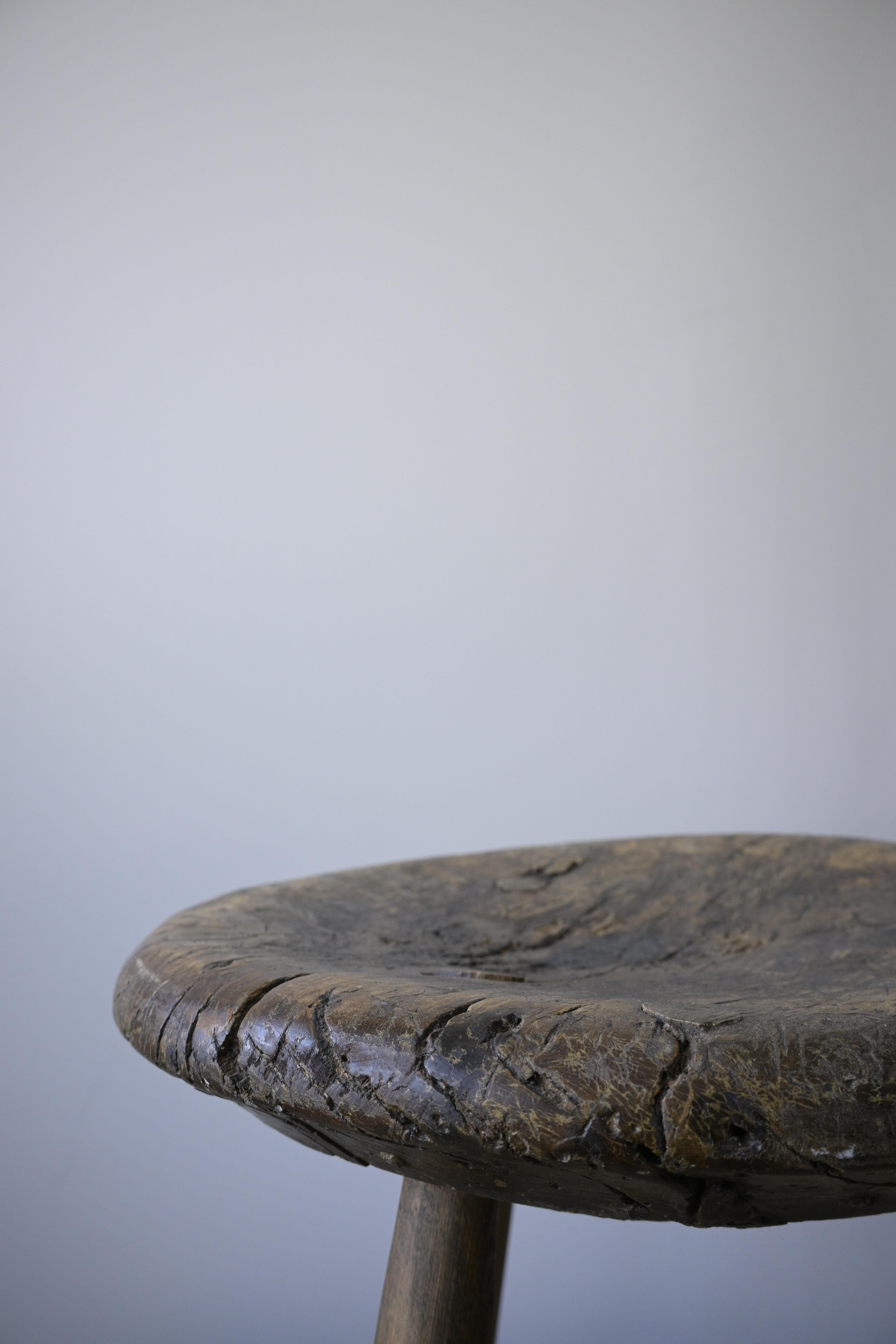 Taburete sueco de abedul de principios del siglo XVIII

Bonita pátina y desgaste natural.
Asiento de abedul con patas de pino añadidas posteriormente.

Altura: 40 cm/15,7 pulgadas
Diámetro: 39 cm/15,3 pulgadas