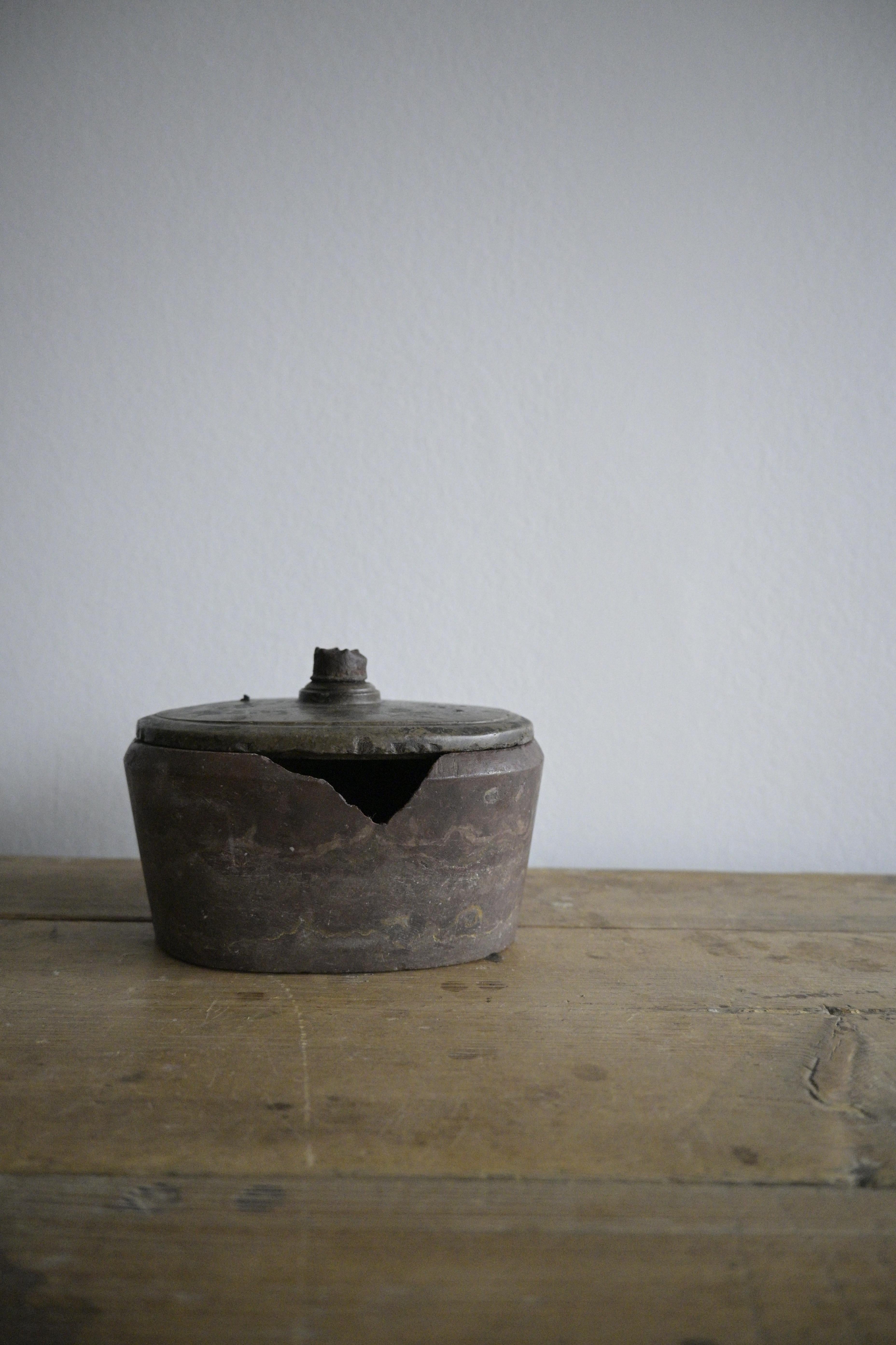 Swedish Butter Box ca 1850

The base part is made of grey Öland limestone and the lid is made of red Öland limestone.

Heigth: 10 cm/3.9 inch
Depth: 11.5 cm/4.5 inch
Widht: 15 cm/5.9 inch