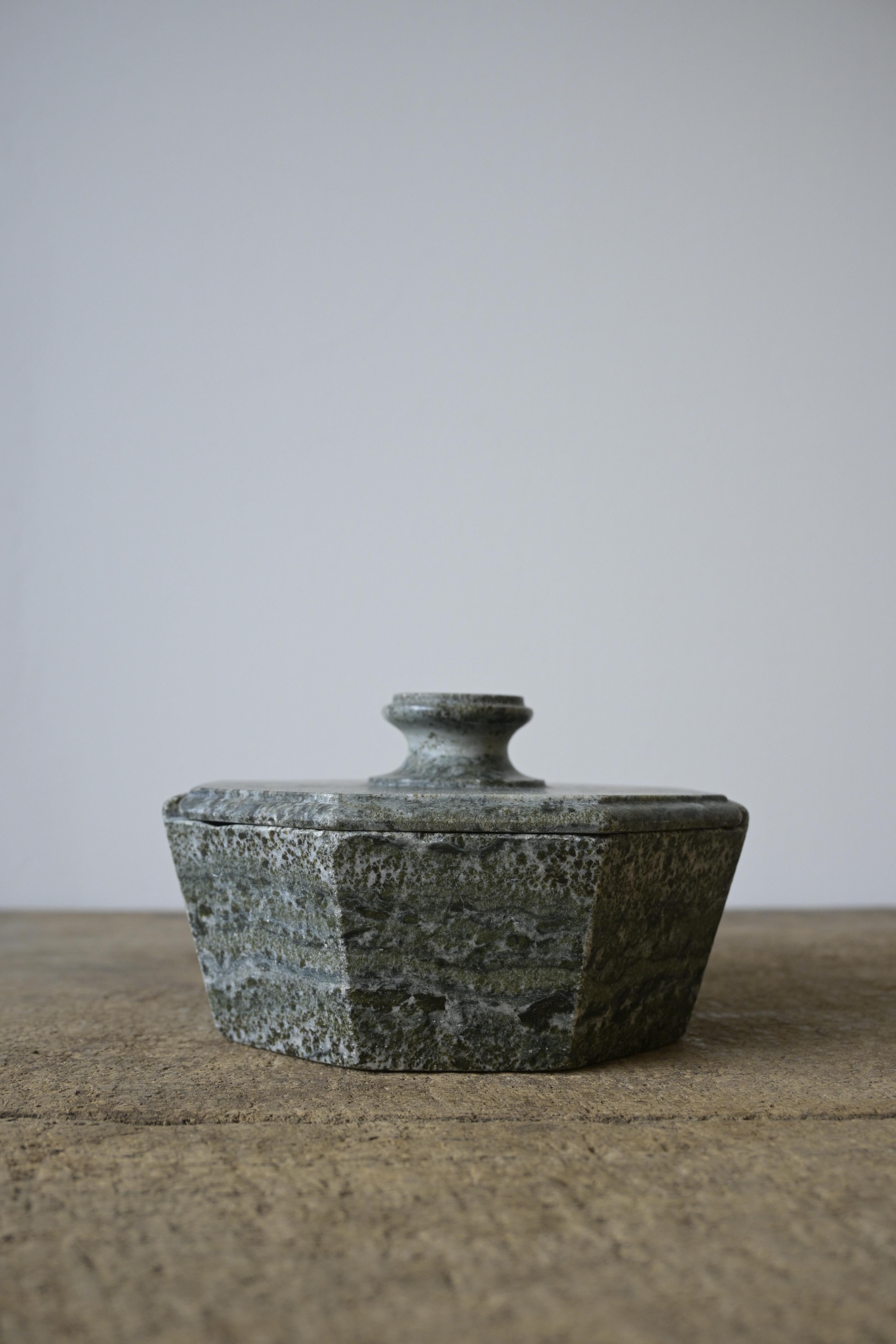 Schwedische Butterdose Achteckig im Empire-Stil, um 1830

Schöner grün gefärbter Kolmården-Marmor.

In ausgezeichnetem Zustand.

Höhe: 8 cm/3.1 inch
Durchmesser: 13 cm/5,1 Zoll