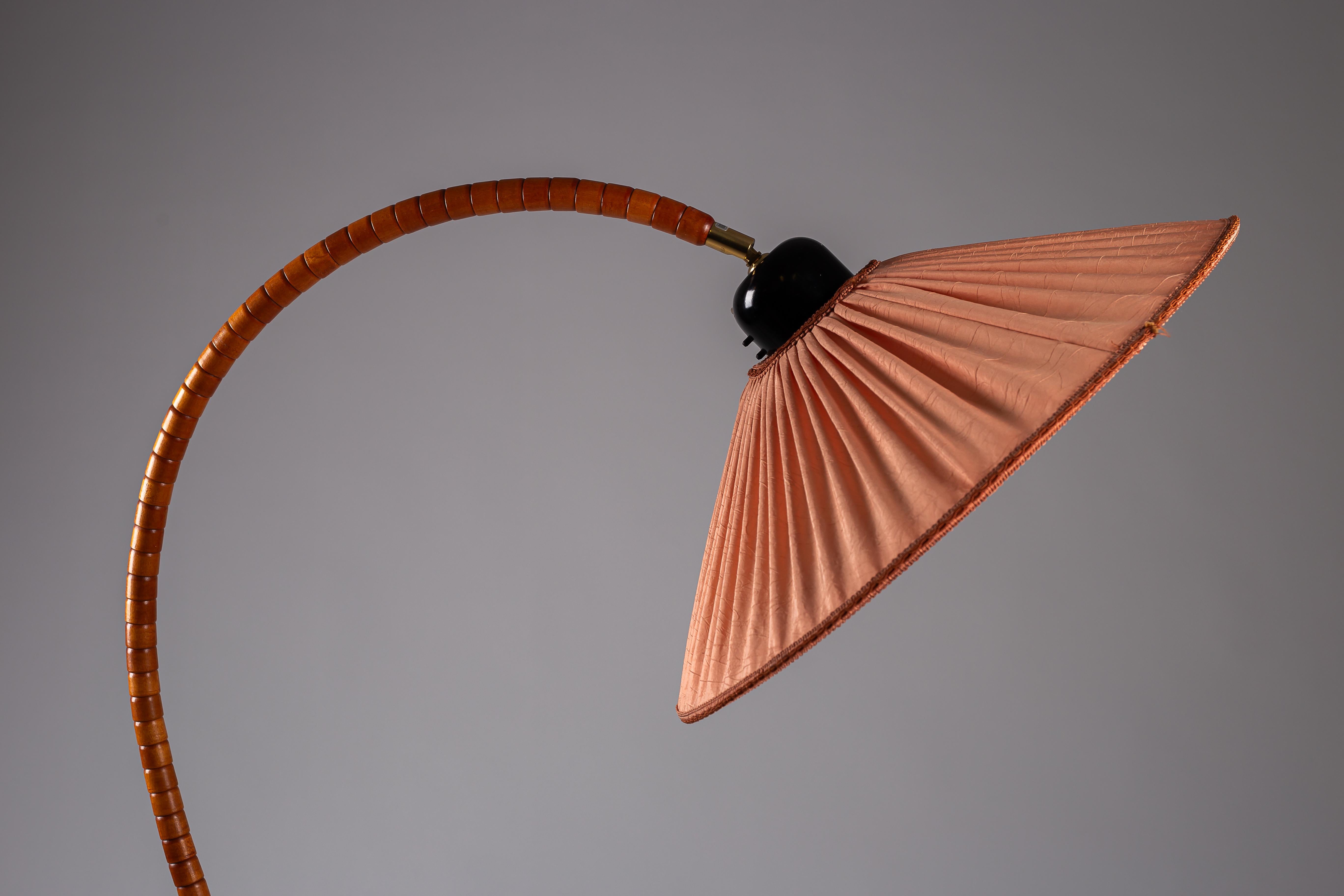 Mid-Century Modern Lampadaire suédois à col de cygne en bois de hêtre, vers les années 1970, par Markslöjd en vente