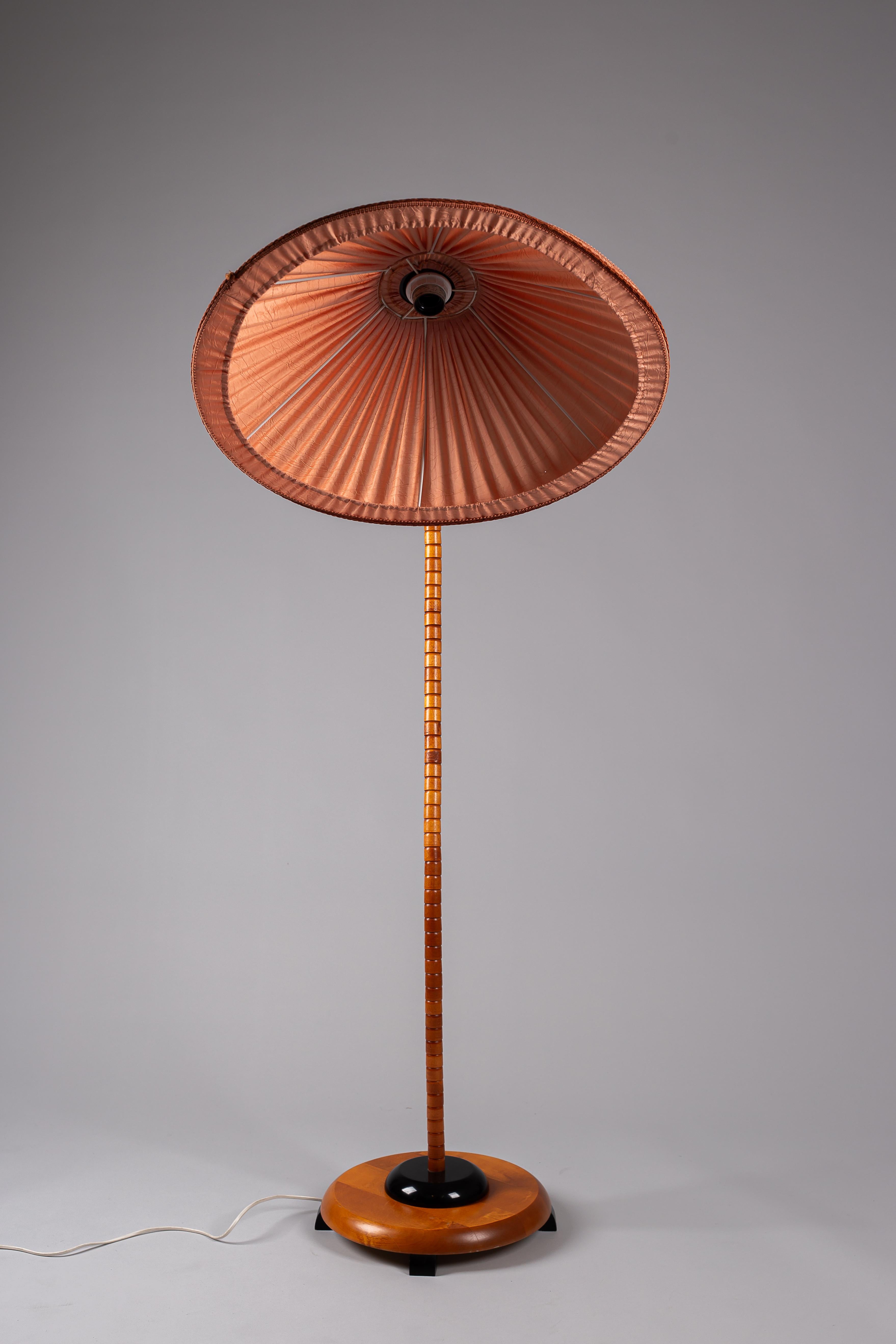 Lampadaire suédois à col de cygne en bois de hêtre, vers les années 1970, par Markslöjd Bon état - En vente à Turku, Varsinais-Suomi
