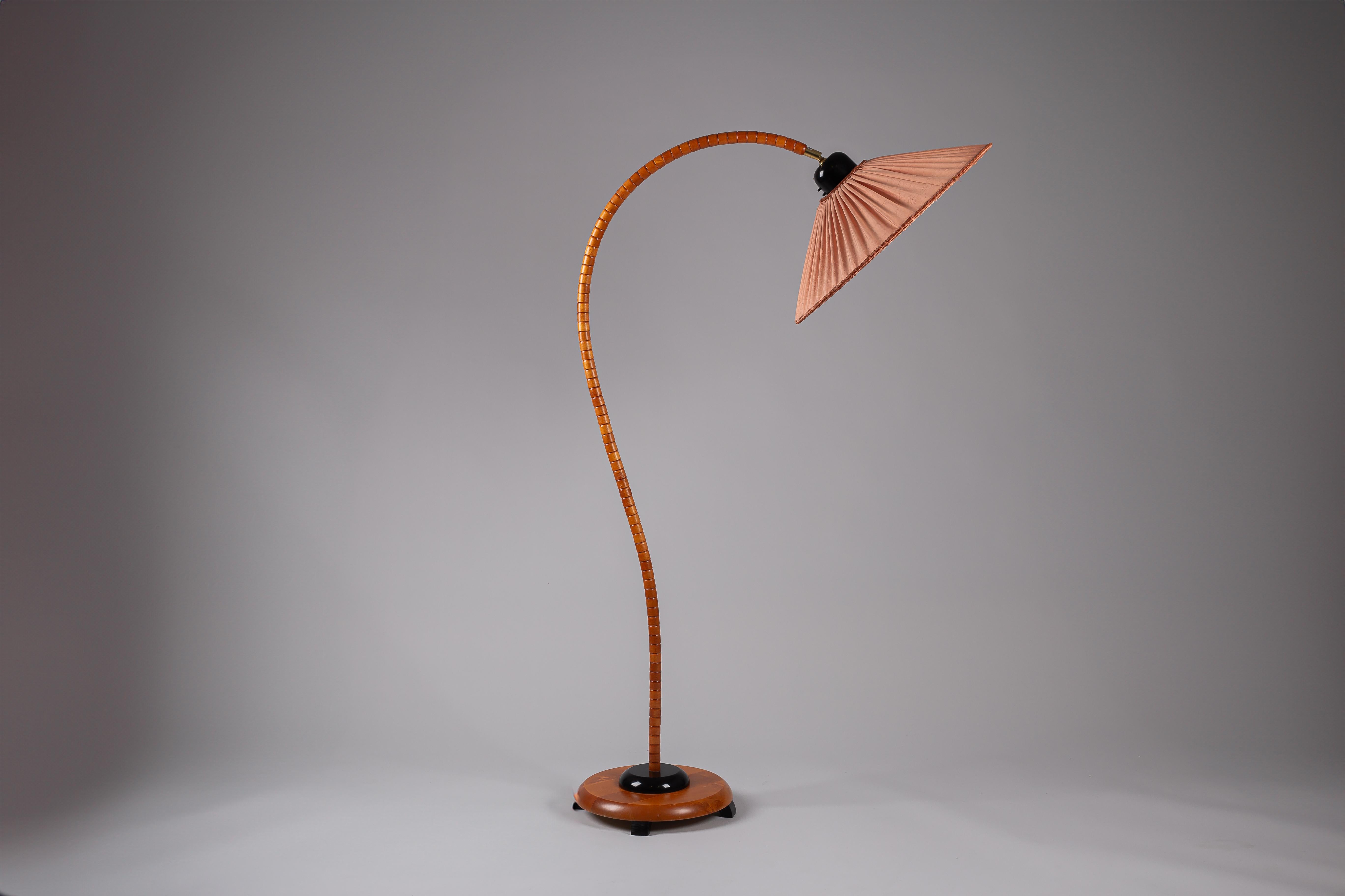20ième siècle Lampadaire suédois à col de cygne en bois de hêtre, vers les années 1970, par Markslöjd en vente