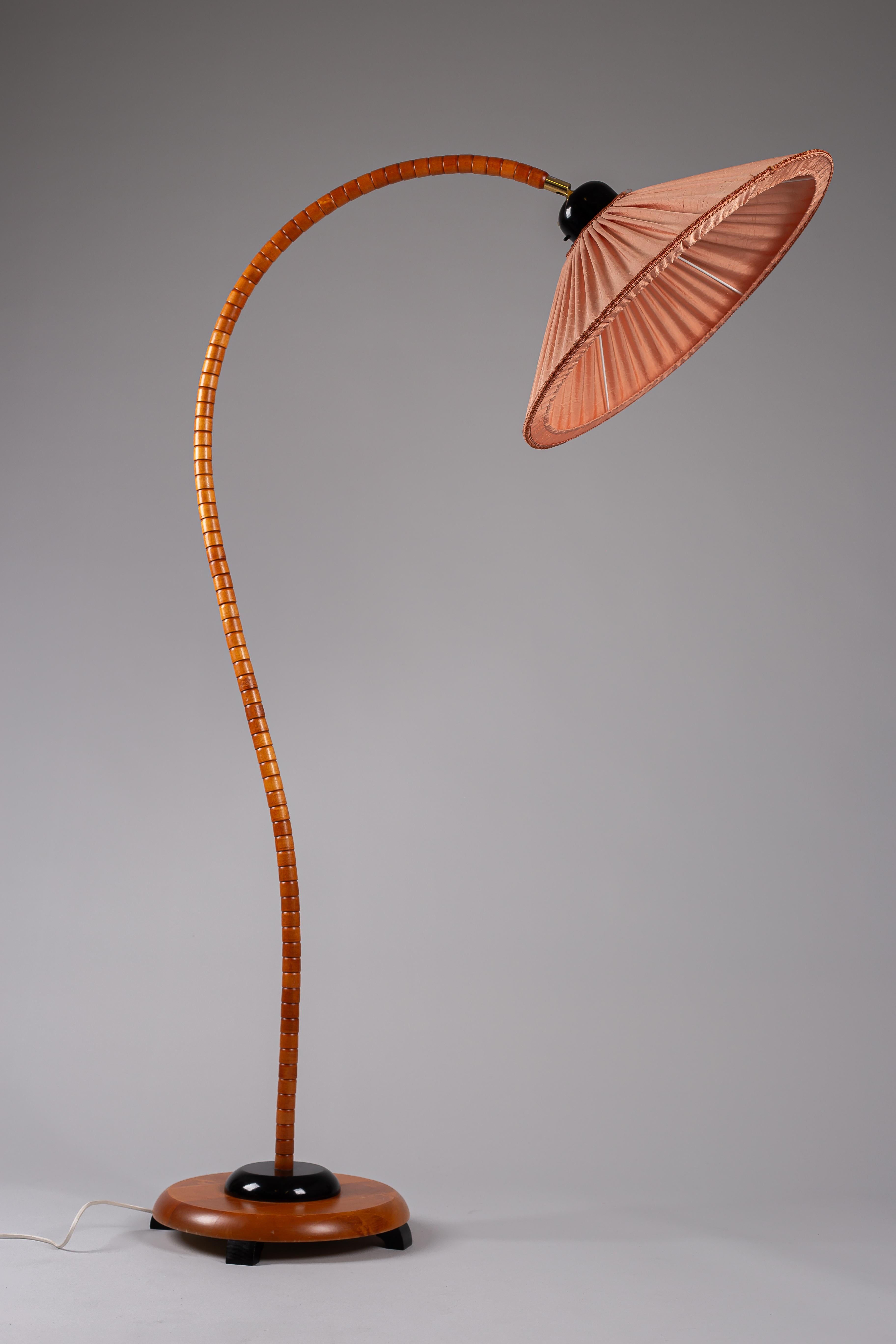 Hêtre Lampadaire suédois à col de cygne en bois de hêtre, vers les années 1970, par Markslöjd en vente