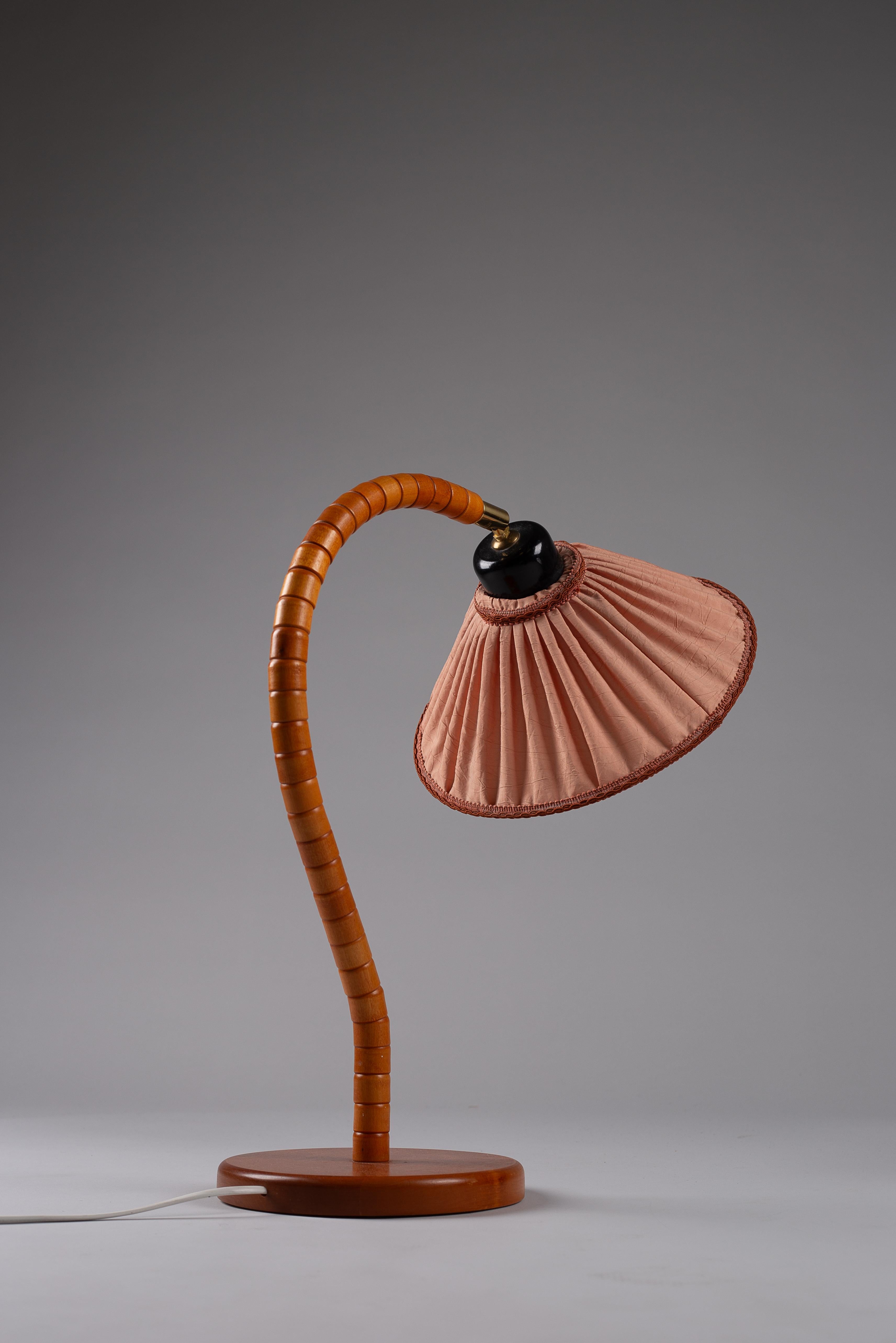 Illuminez votre espace avec le charme intemporel d'une lampe de table suédoise en bois de Beeche C.C. de Markslöjd. Cette pièce exquise est dotée d'un col de cygne flexible qui vous permet de diriger sa douce lumière exactement là où vous en avez le