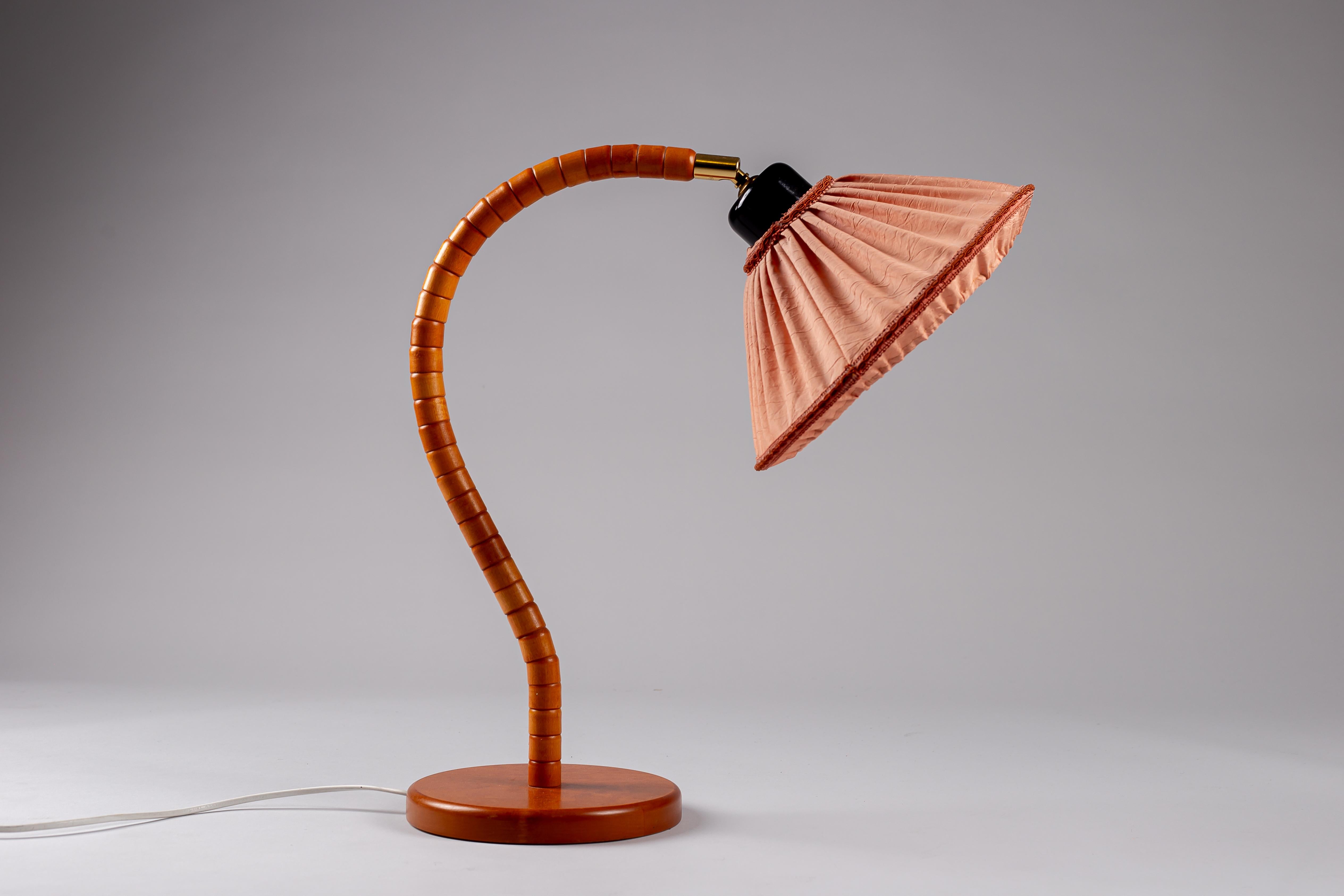 Suédois Lampe de table suédoise à col de cygne en hêtre, vers les années 1970, par Woodlöjd en vente