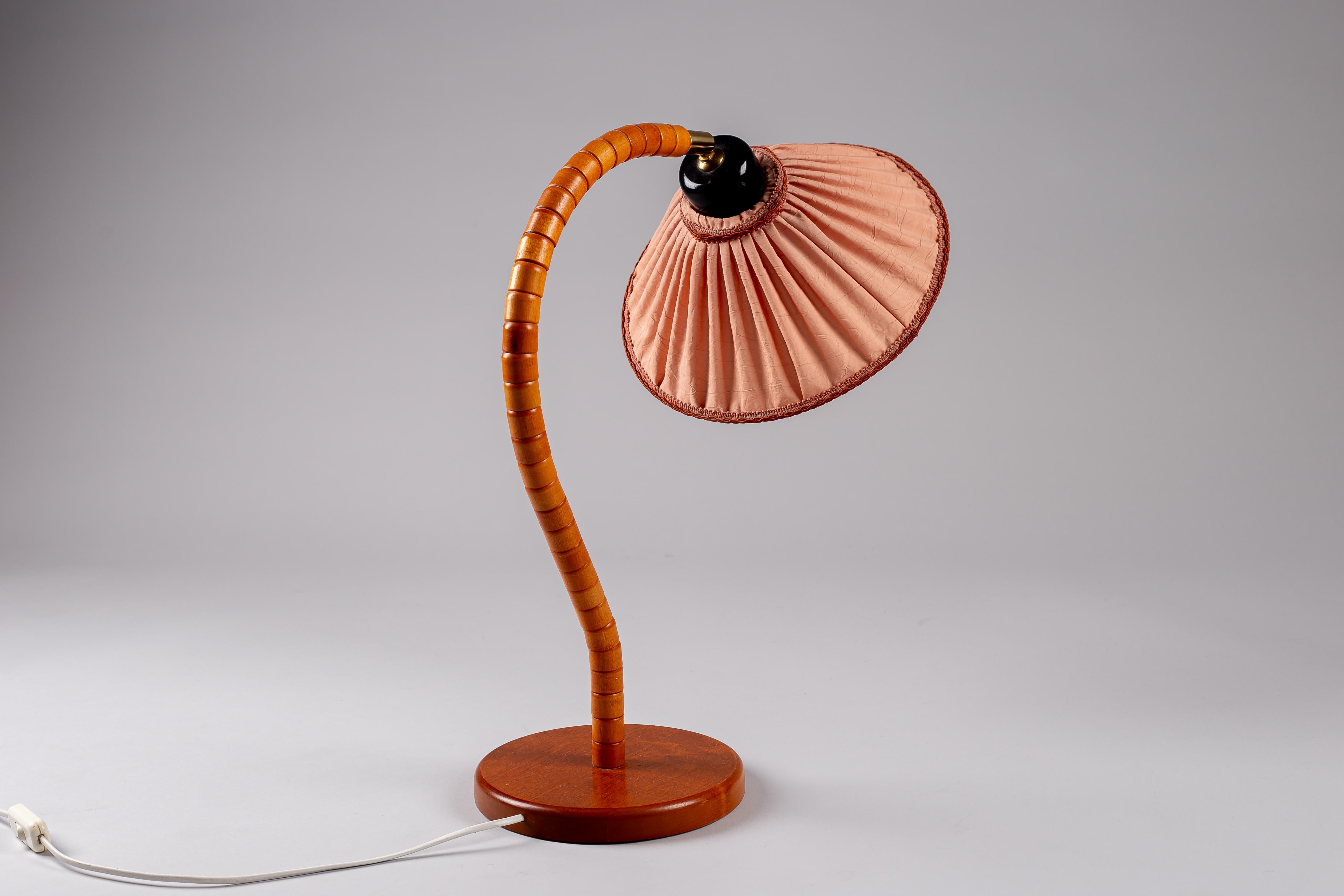 Lampe de table suédoise à col de cygne en hêtre, vers les années 1970, par Woodlöjd Bon état - En vente à Turku, Varsinais-Suomi