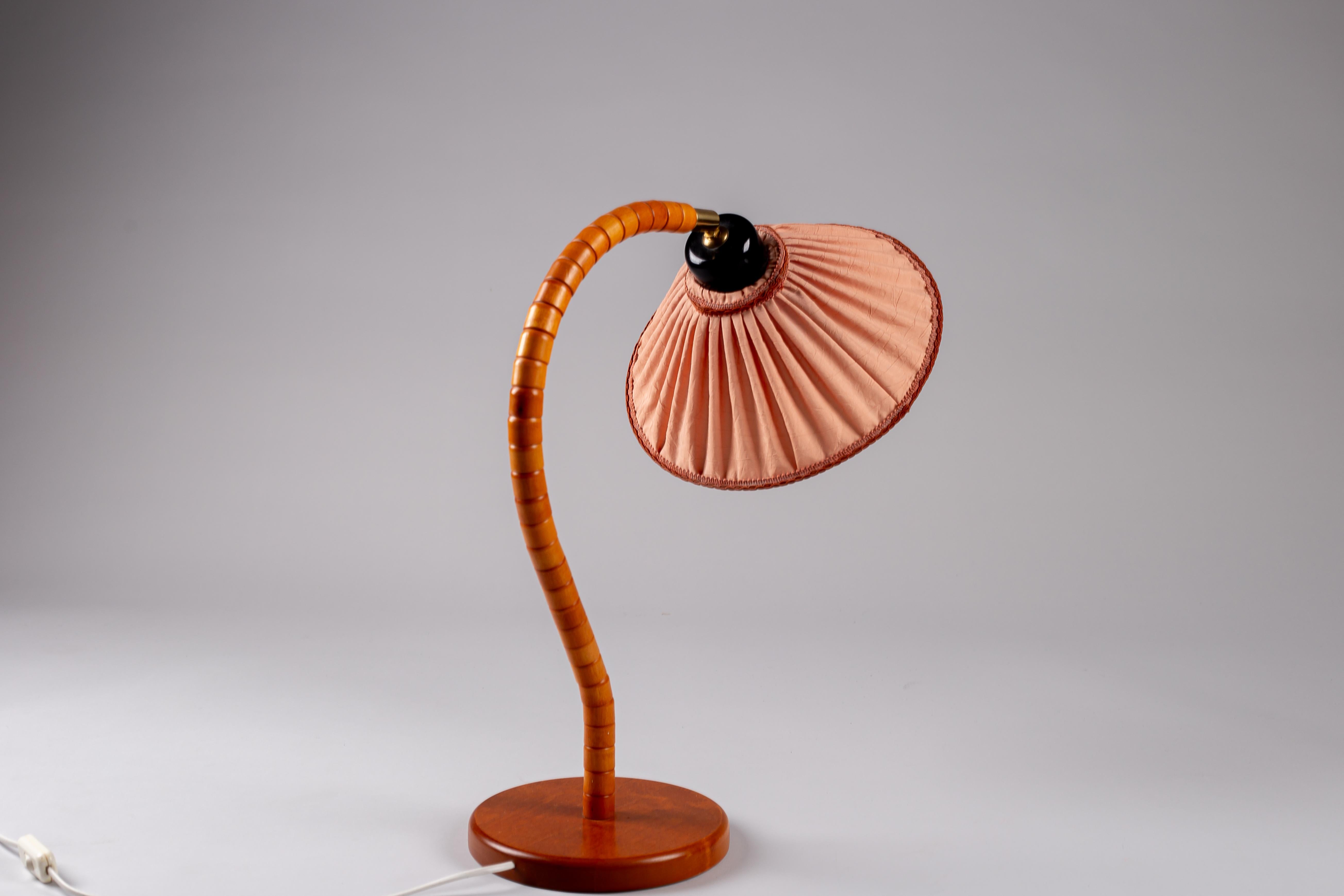 20ième siècle Lampe de table suédoise à col de cygne en hêtre, vers les années 1970, par Woodlöjd en vente