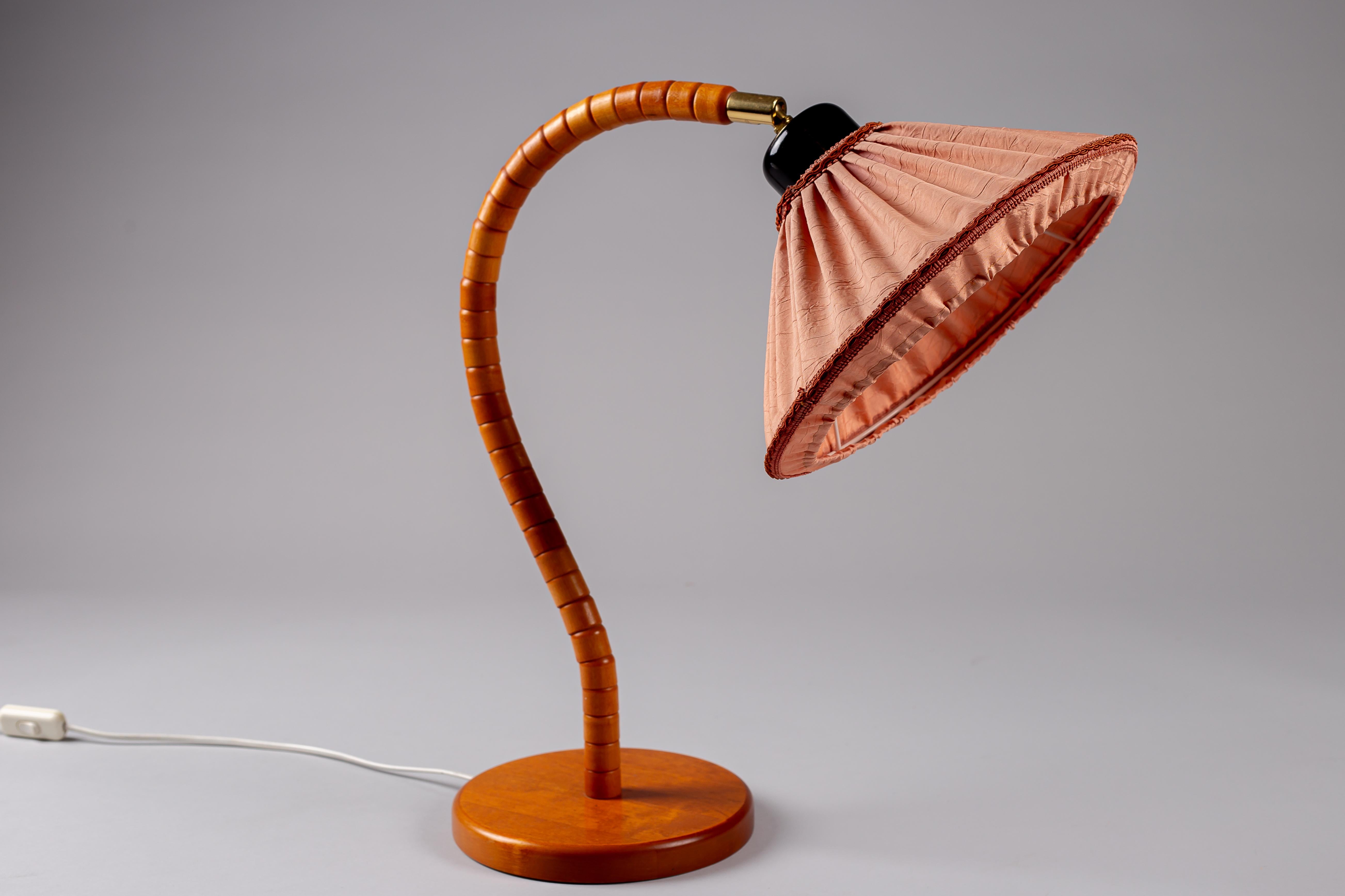 Hêtre Lampe de table suédoise à col de cygne en hêtre, vers les années 1970, par Woodlöjd en vente