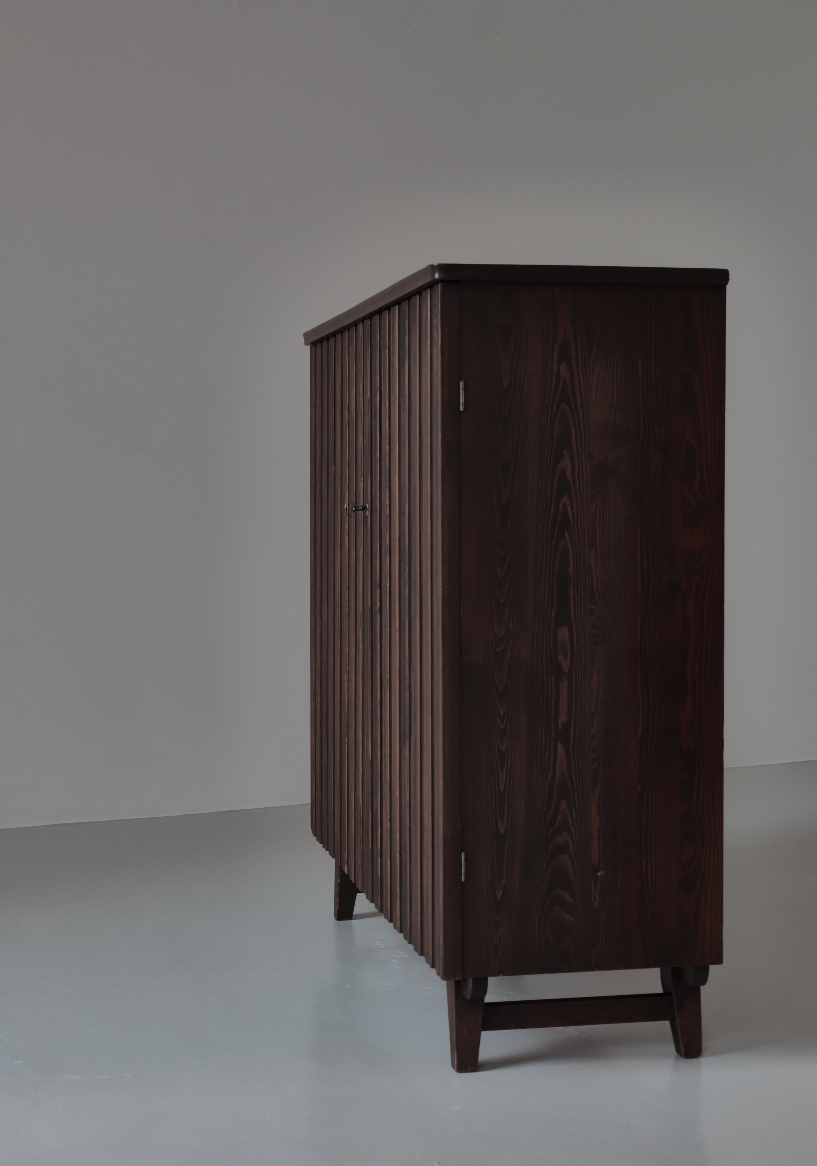 Schwedischer Schrank aus gebeiztem Kiefernholz von Göran Malmvall für Svensk Fur, 1940er Jahre im Angebot 8