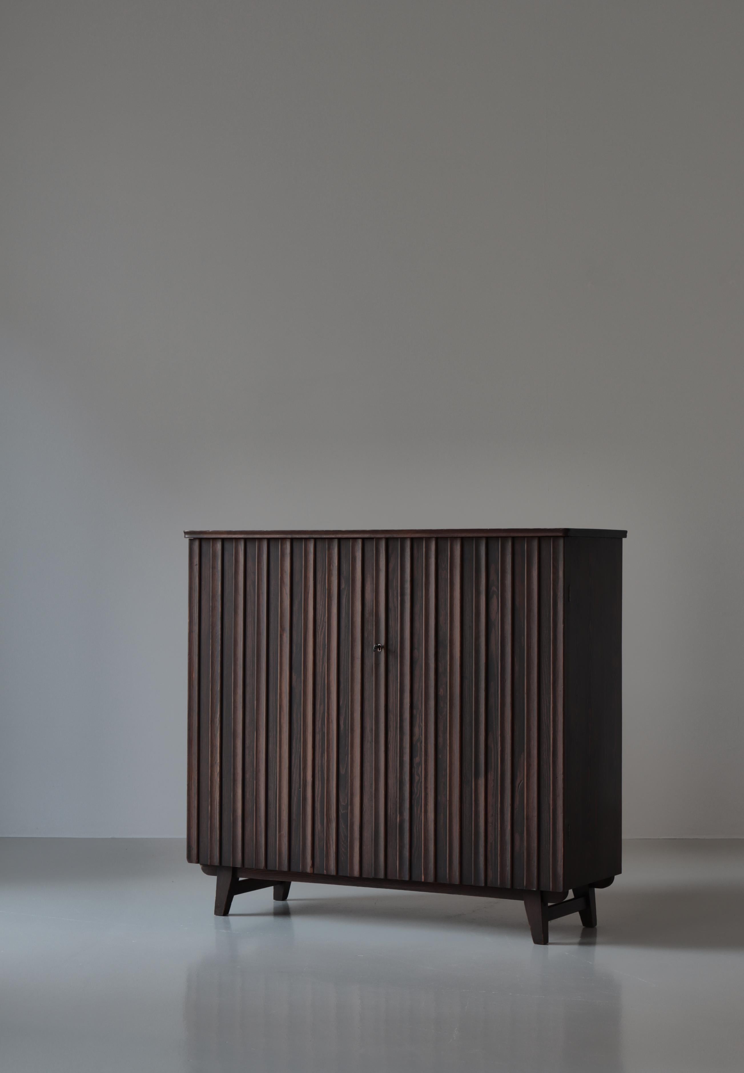 Schwedischer Schrank aus gebeiztem Kiefernholz von Göran Malmvall für Svensk Fur, 1940er Jahre im Angebot 9
