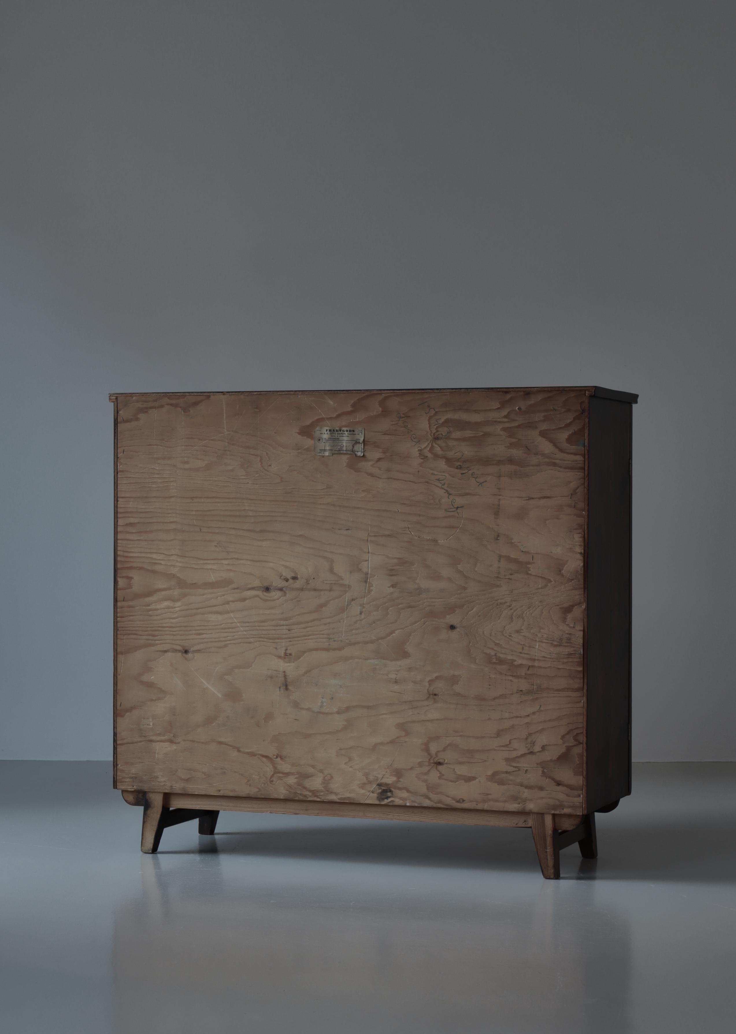 Schwedischer Schrank aus gebeiztem Kiefernholz von Göran Malmvall für Svensk Fur, 1940er Jahre im Angebot 11