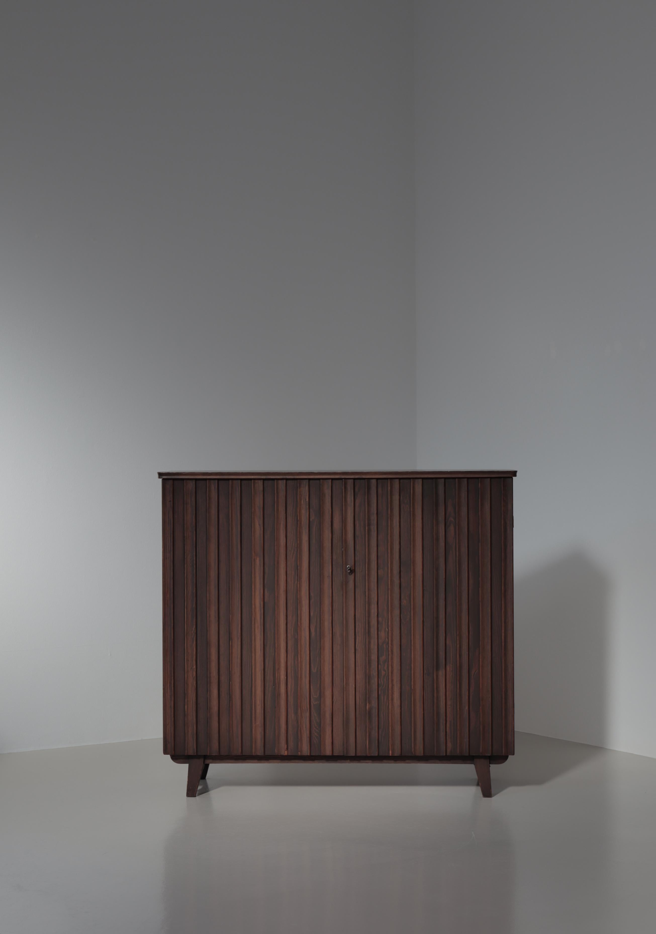 Seltener Schrank aus dunkel gebeiztem Kiefernholz von Göran Malmvall für Svensk Fur. Ein Paar Türen mit Reliefdekor. 4 Einlegeböden mit Schwalbenschwanzverbindungen. Inklusive Originalschlüssel.

Göran Malmvall (1917-2001) war ein schwedischer