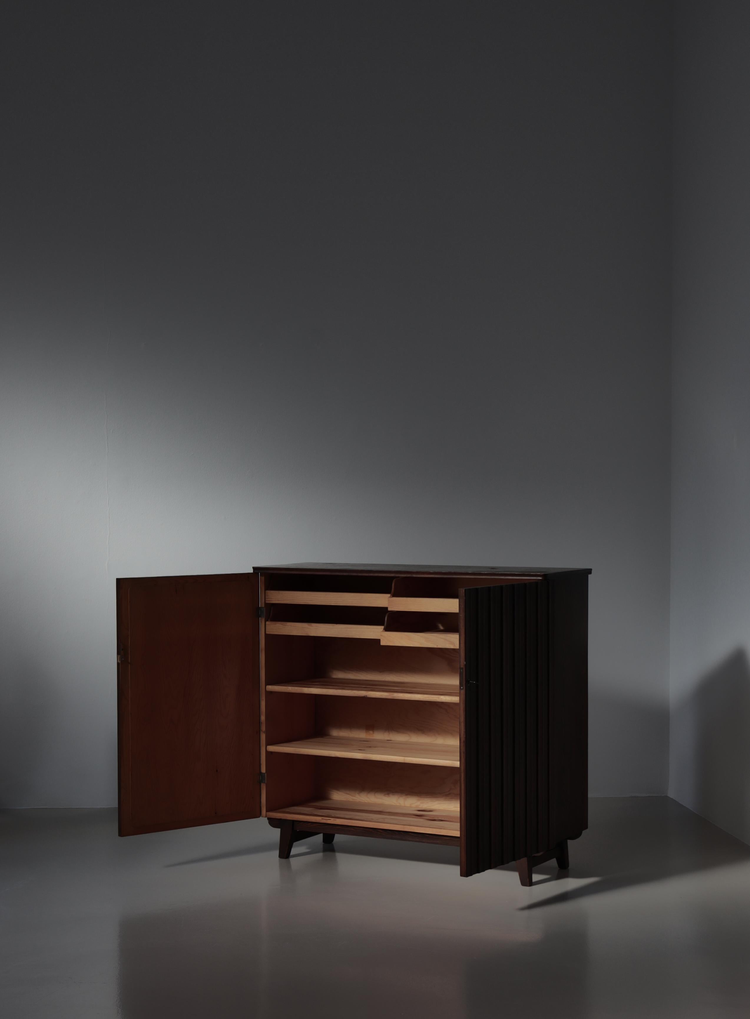 Schwedischer Schrank aus gebeiztem Kiefernholz von Göran Malmvall für Svensk Fur, 1940er Jahre im Angebot 15
