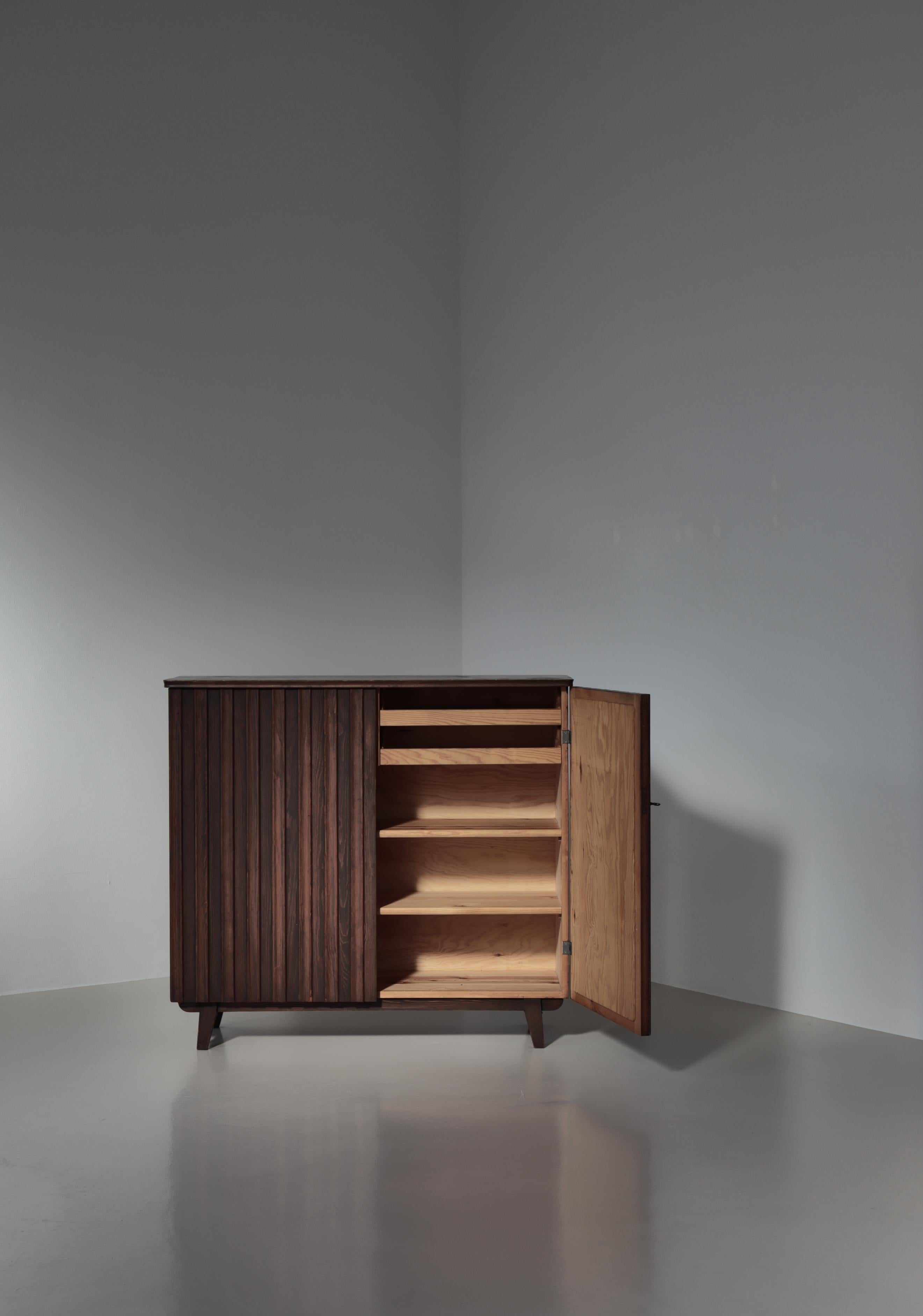 Schwedischer Schrank aus gebeiztem Kiefernholz von Göran Malmvall für Svensk Fur, 1940er Jahre (Skandinavische Moderne) im Angebot