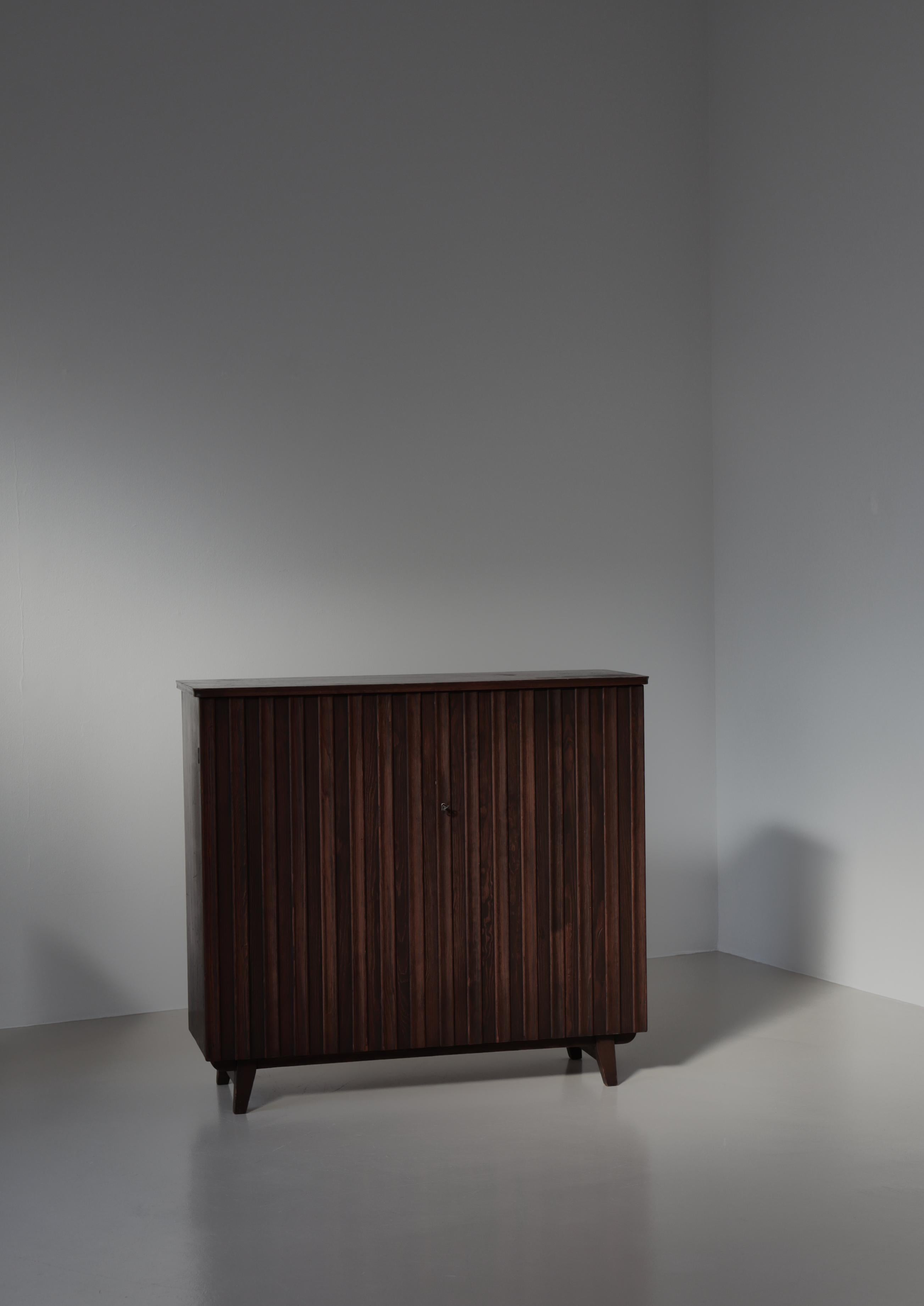 Schwedischer Schrank aus gebeiztem Kiefernholz von Göran Malmvall für Svensk Fur, 1940er Jahre (Mitte des 20. Jahrhunderts) im Angebot