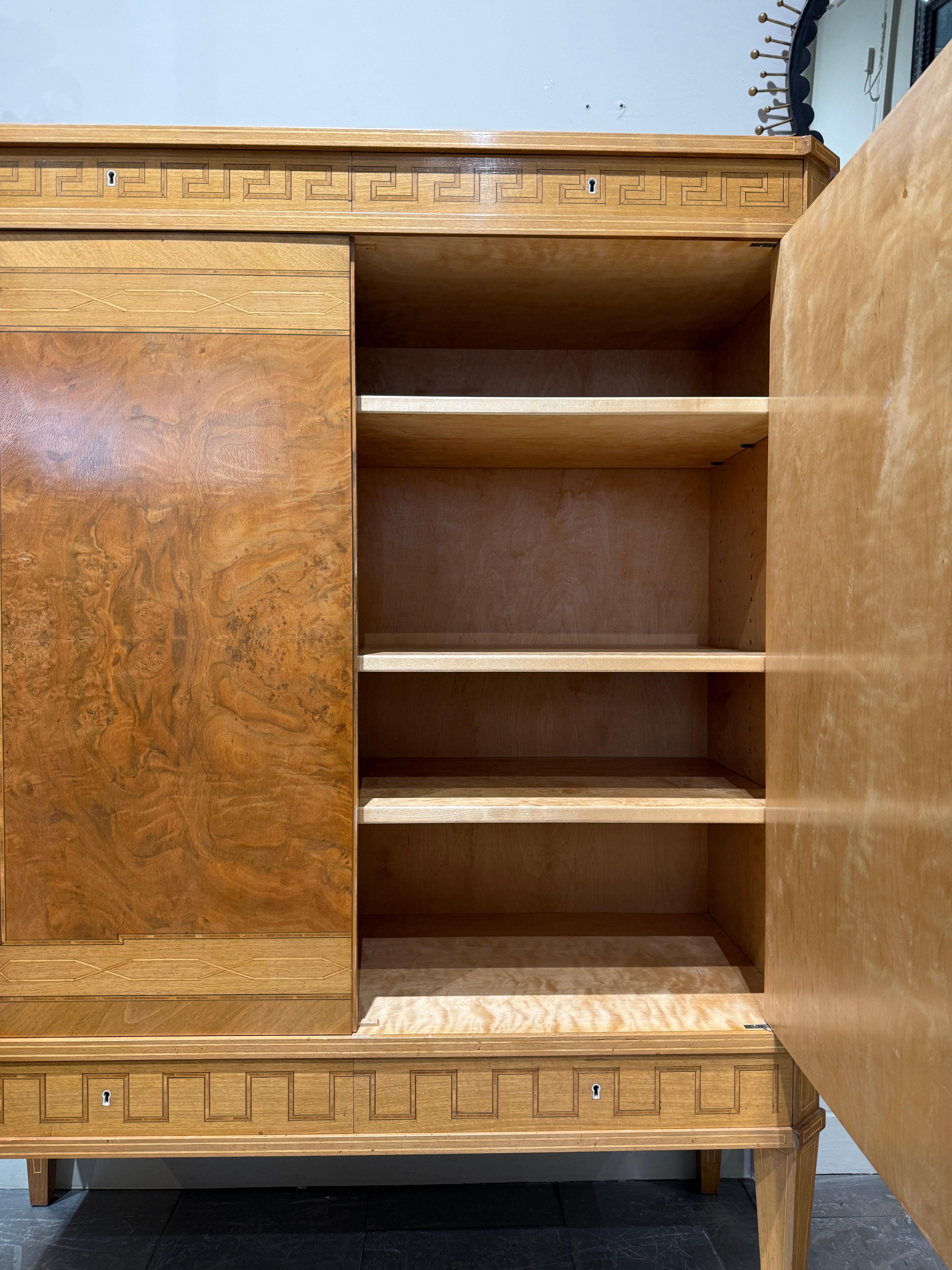 Swedish cabinet venneered in birch circa 1940 In Good Condition For Sale In PARIS, FR