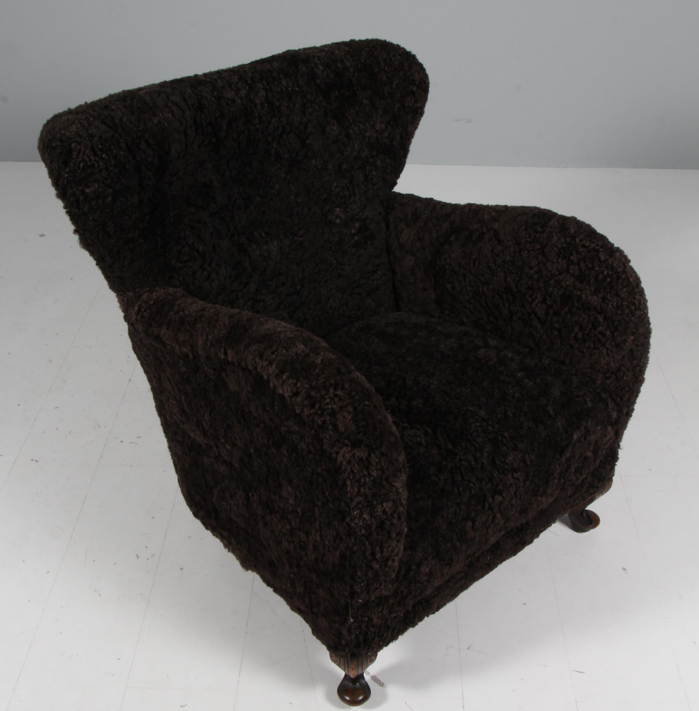 Chaise de salon d'ébéniste suédois nouvellement recouverte de peau d'agneau.

Pieds en hêtre teinté.

Fabriqué dans les années 1940.