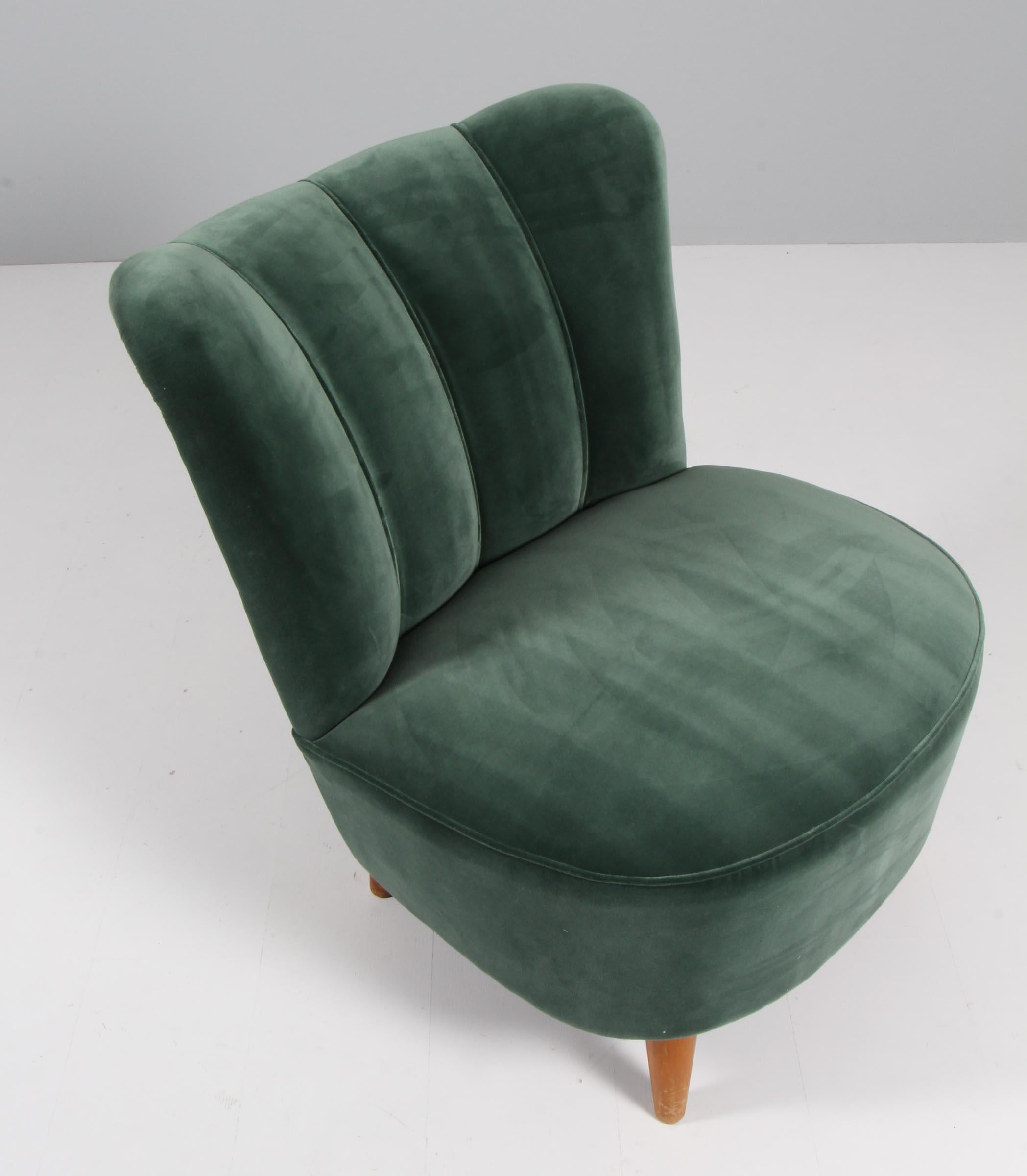 Swedish cabinetmaker cocktail chair / lounge chair. New upholstered with green velvet.

Legs of stained beech.

Made in the 1940s.