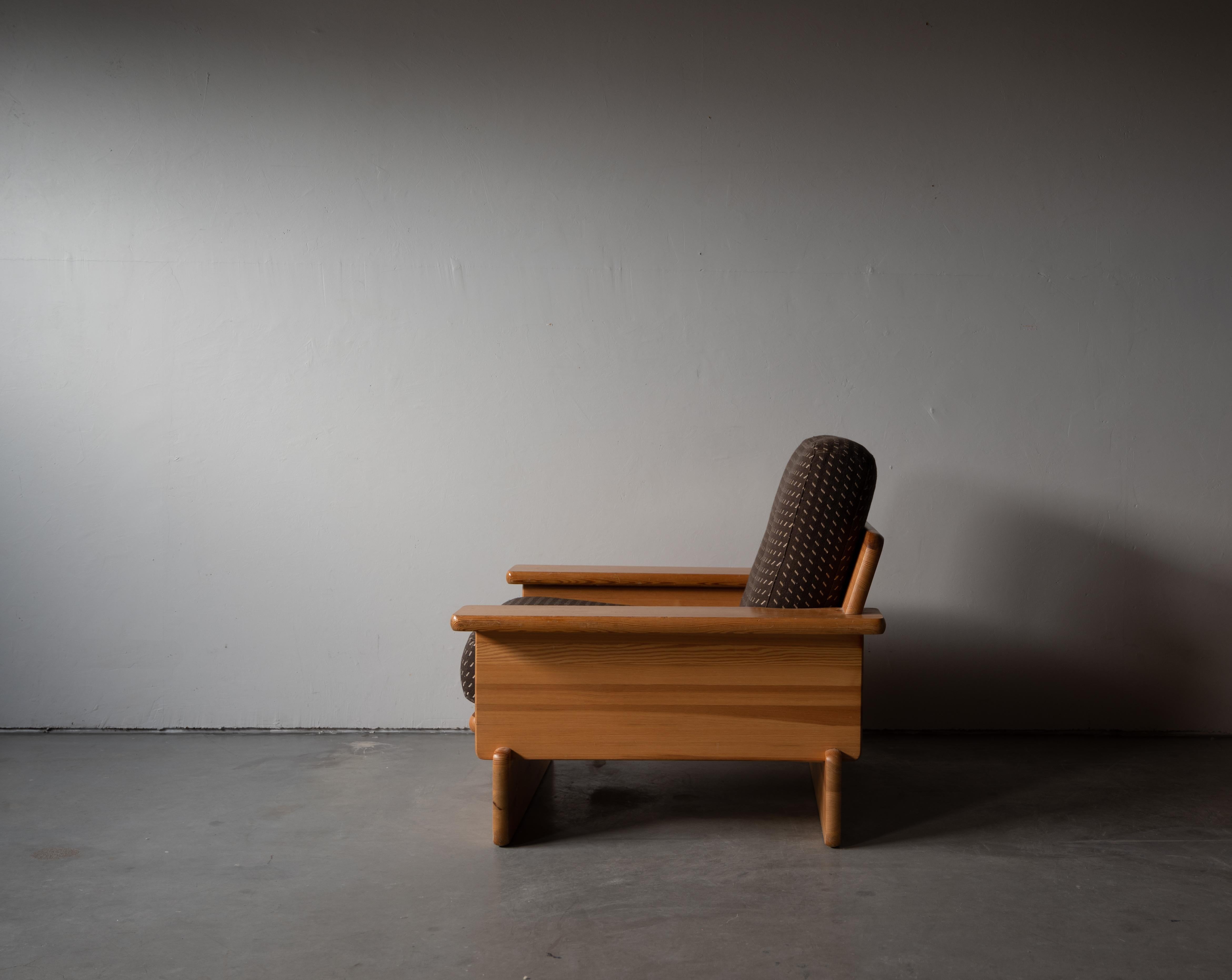 Swedish Cabinetmaker, Lounge Chairs, Solid Pine, Brown Fabric, Finland, c. 1970s For Sale 4