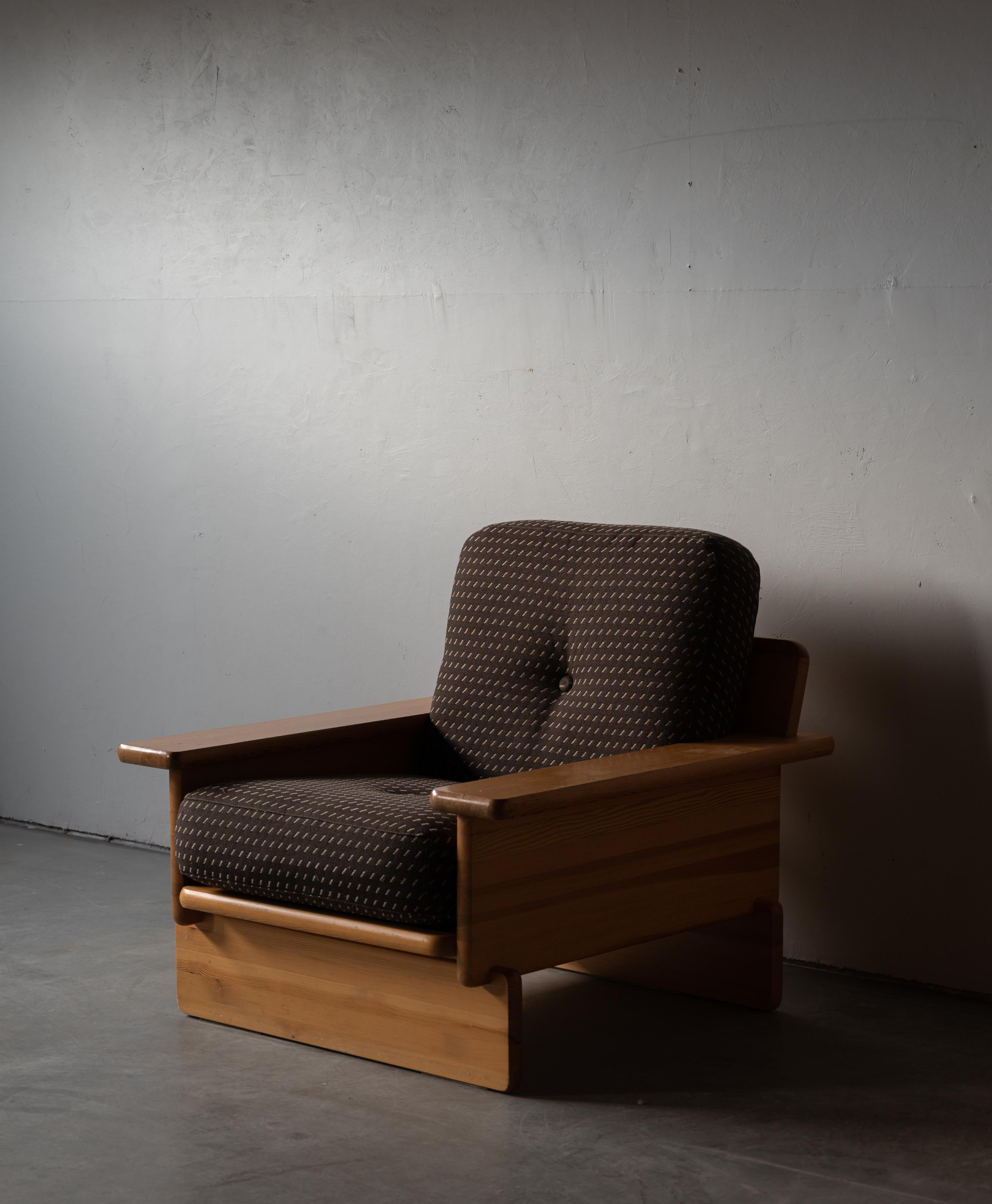 A pair of modernist lounge chair. Designed and made by a swedish maker, 1970s. In solid pine. Cushions upholstered in brown fabric.

Other designers of the period include Axel Einar Hjorth, Pierre Chapo, Charlotte Perriand, Roland Wilhelmsson, and