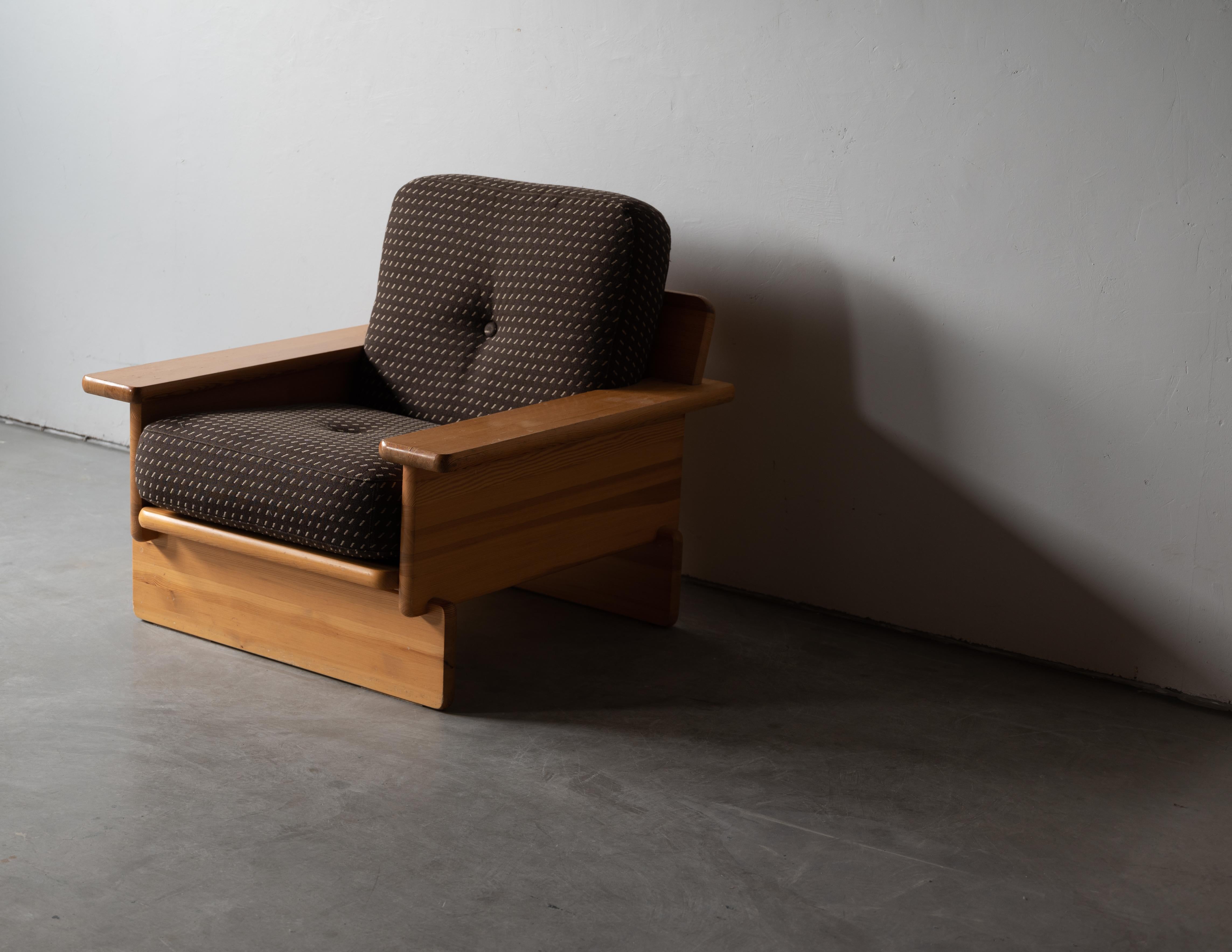 Swedish Cabinetmaker, Lounge Chairs, Solid Pine, Brown Fabric, Finland, c. 1970s For Sale 2