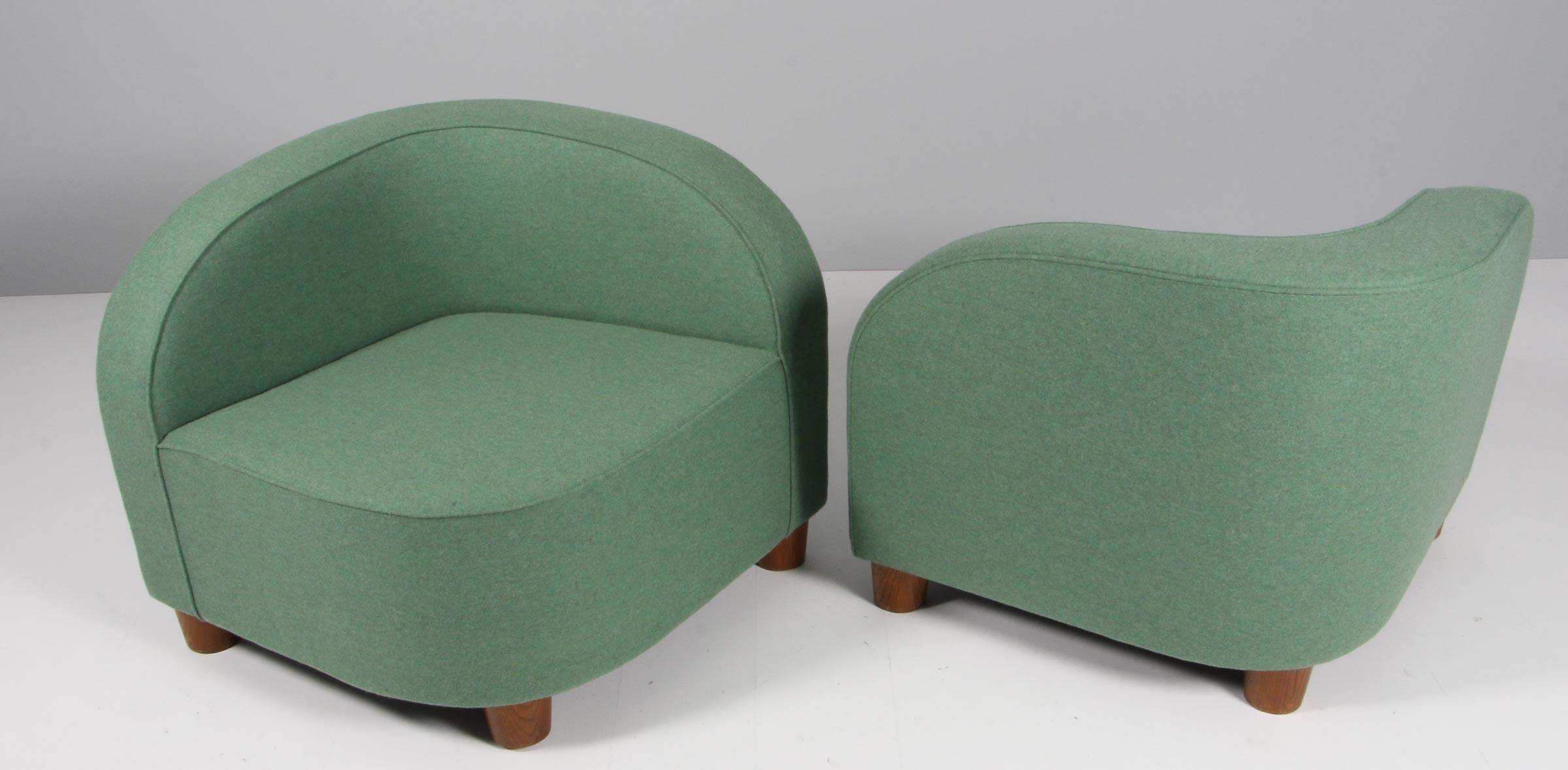 Ein schwedischer Tischler, der ein Paar Loungesessel herstellt, die auch als Liegesessel verwendet werden können. Neu gepolstert mit grüner Wolle

Beine aus Eiche.

Hergestellt in den 1940er Jahren.