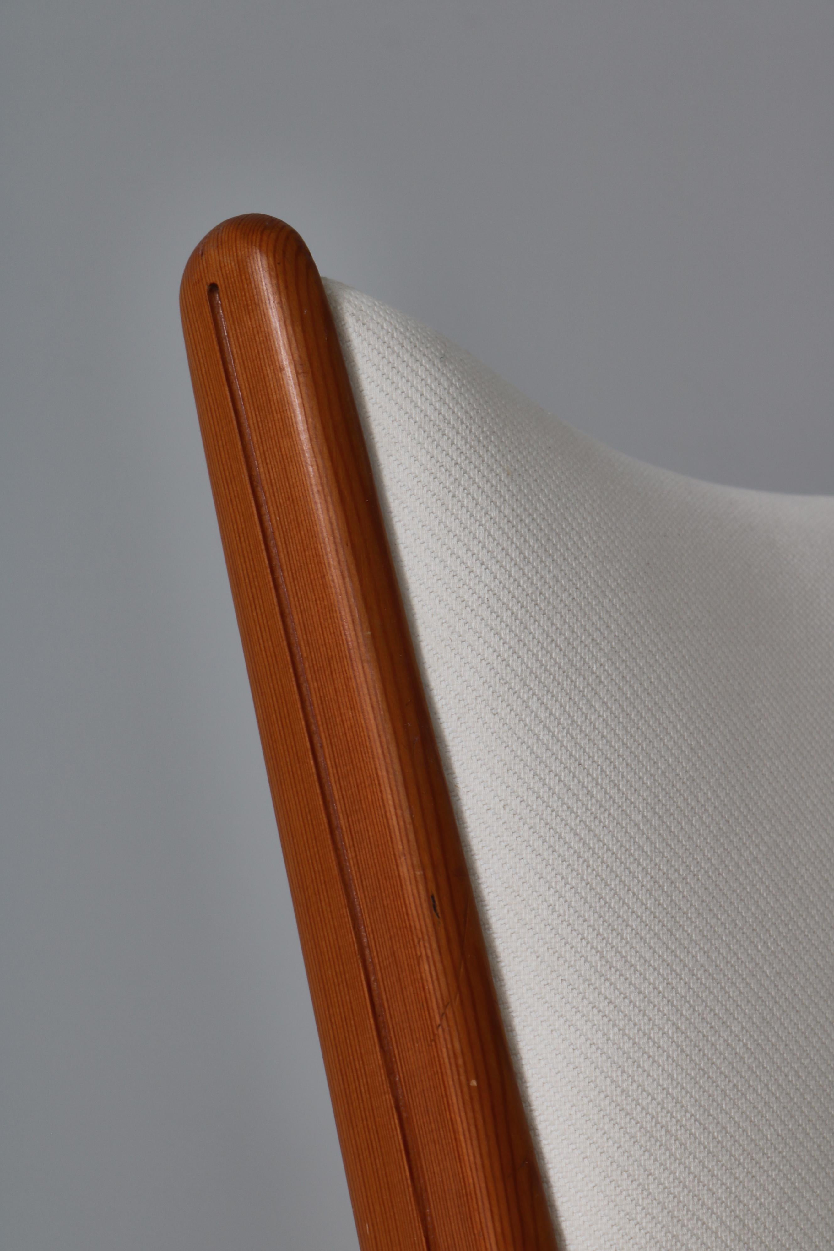 Swedish Cabinetmaker Settee / Sofa in Pinewood and White Vägen Linen, 1940s For Sale 2