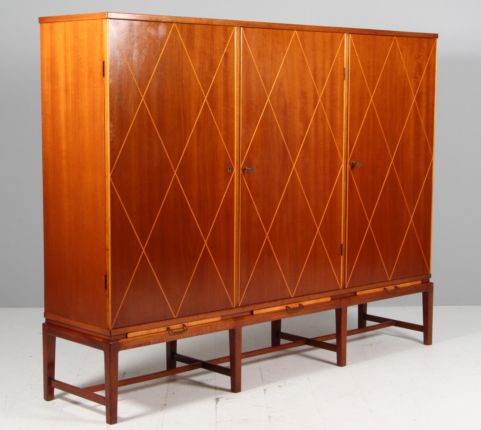 Buffet d'ébéniste suédois en acajou avec détails en érable. Portes avec étagères et tiroirs derrière.

Fabriqué dans les années 1940