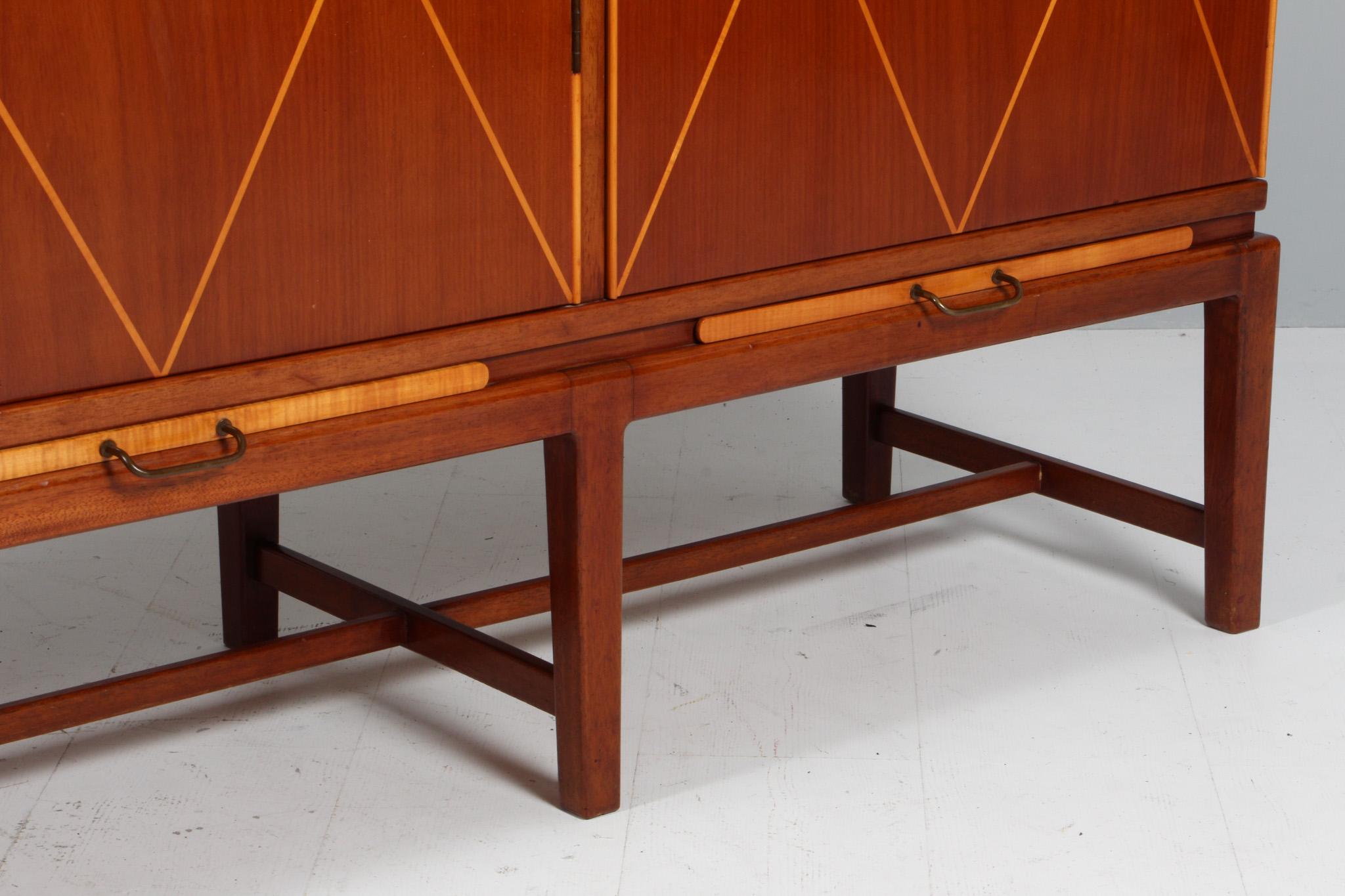 Suédois Ébéniste suédois, buffet en acajou et érable. 1940's en vente