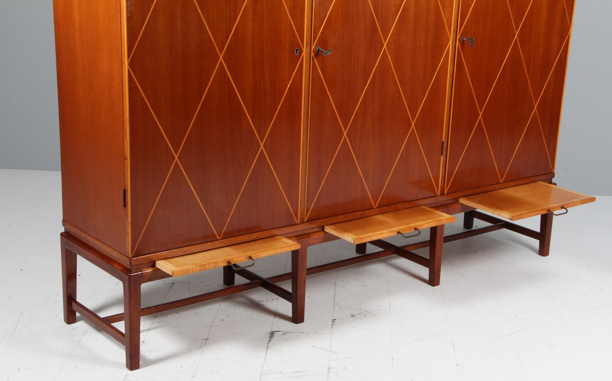Teck Ébéniste suédois, buffet en acajou et érable. 1940's en vente