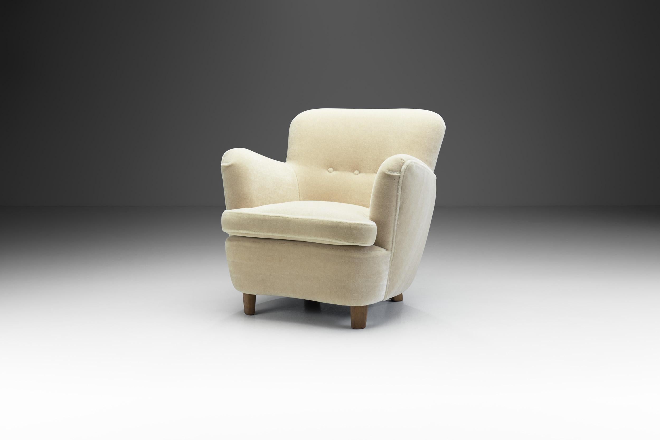 This armchair is an elegant and comfortable evidence of the mastery and artistry of the Swedish cabinetmakers who defined mid-20th century modern seating. This model is of the highest quality, both in terms of materials and craftsmanship.