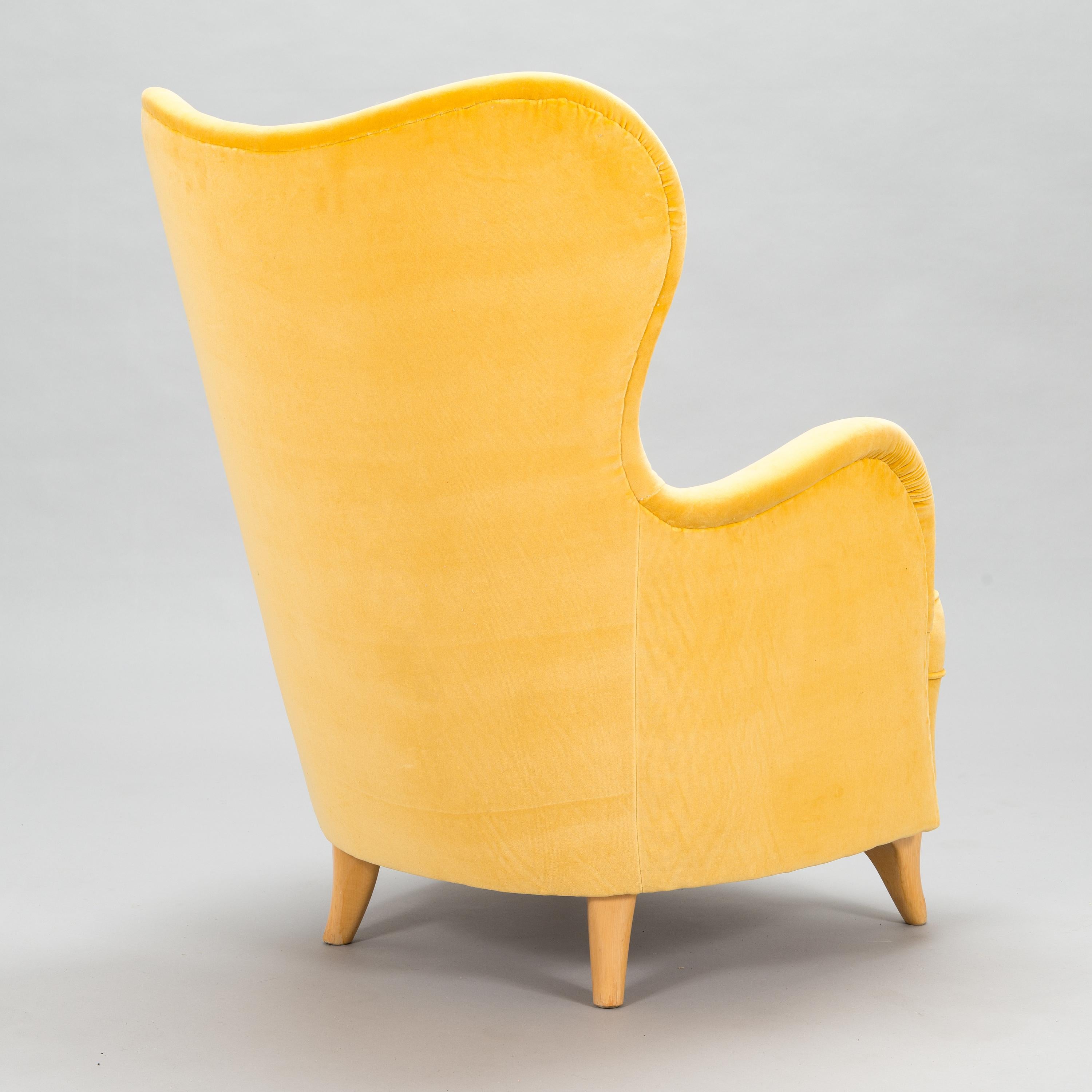 Fabricado en Suecia a principios de los años 50 con patas de madera de olmo. Esta silla se puede retapizar con la tela que desee el cliente. El precio indicado incluye la mano de obra de retapizado, pero no la tela. Las patas se pueden teñir y