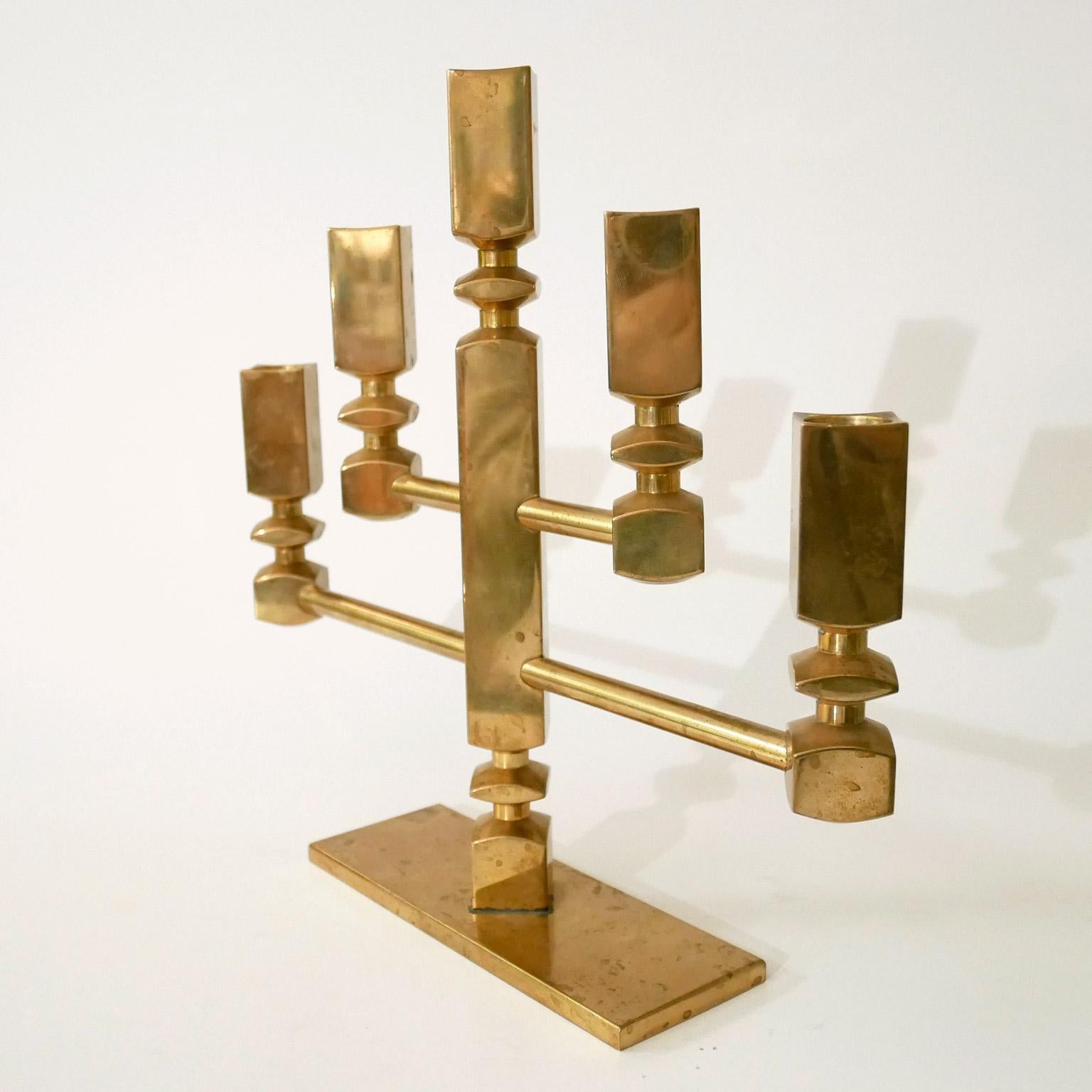 Nice lined brass with 5 holders for candlesticks.
Solid brass.

Stamped 