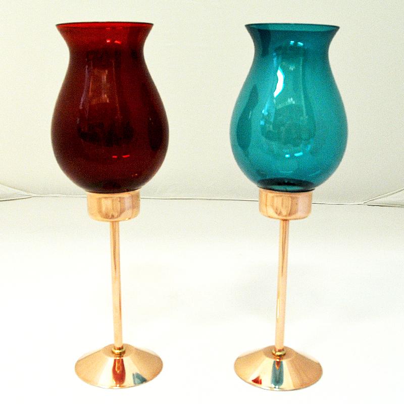 Lovely pair of copper and coloured glass candle holders with one light blue and one red tulip shaped glass shade. Pole and base of polished copper. Gives a nice shine when the candleholders are lit. Removable shades - so can also be used without the