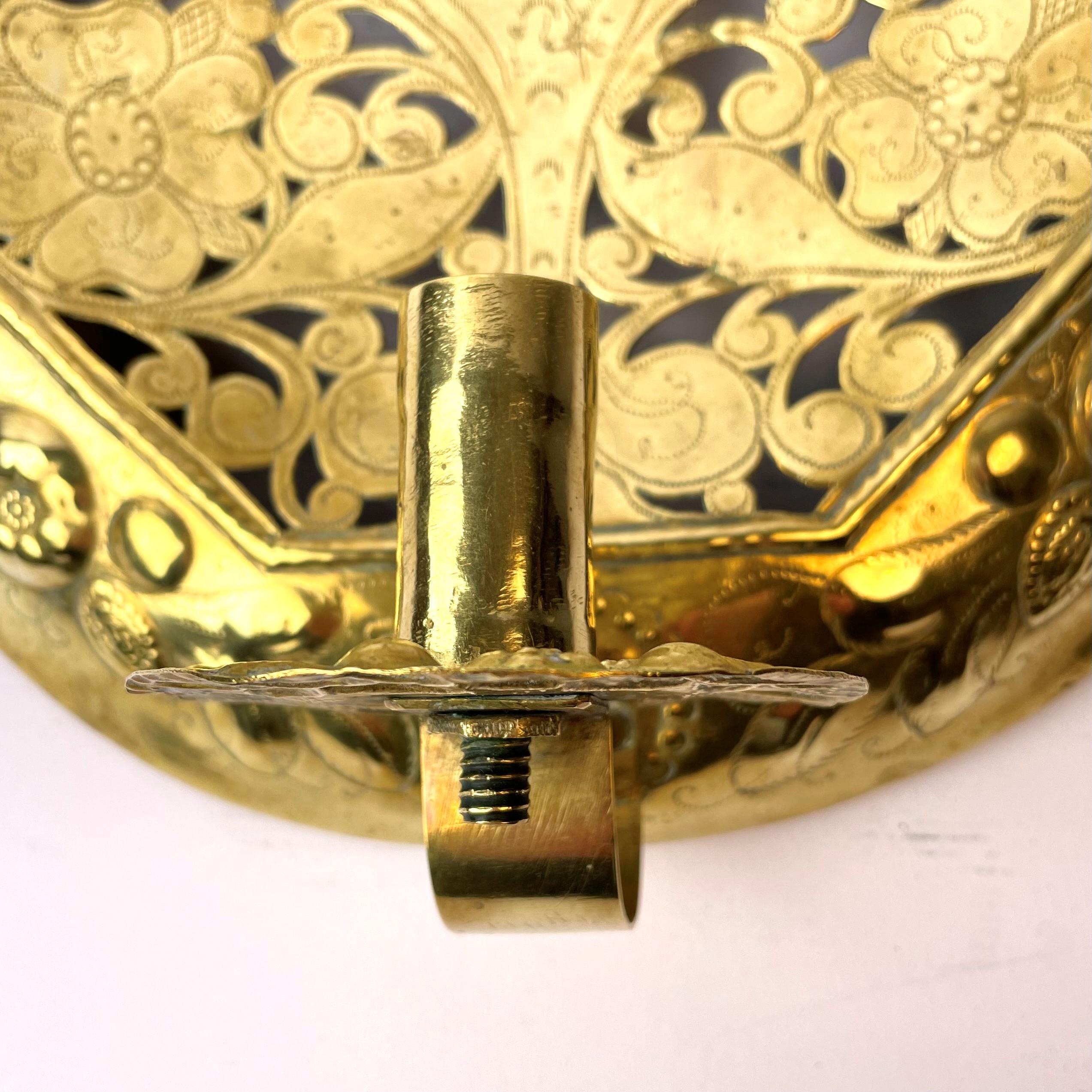 Candelabro sueco de pared, principios del siglo XVIII, con brazos de paisaje de Småland Latón en venta