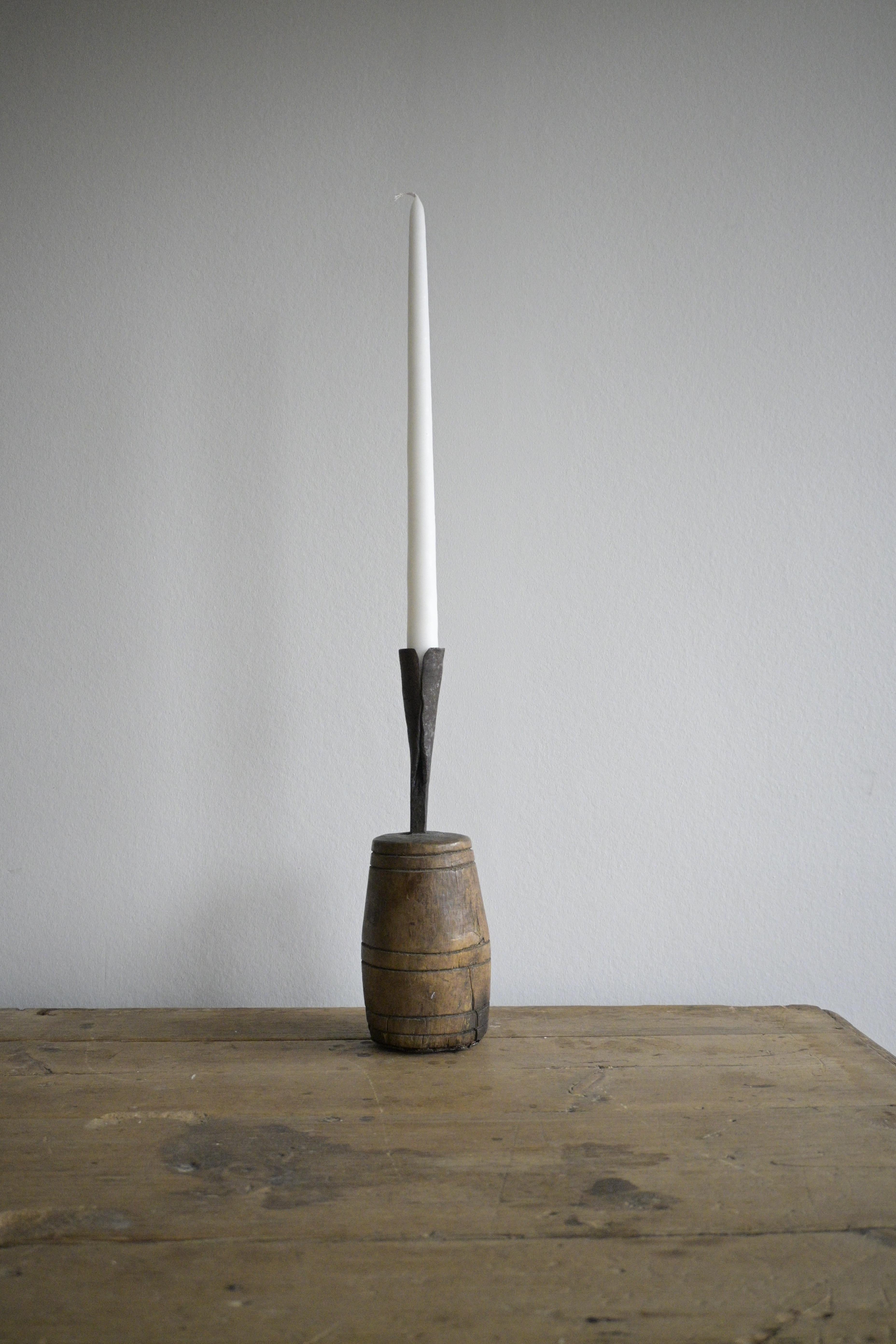 Portacandele svedese della metà del XIX secolo

Realizzato in ferro e legno di Oak.

Altezza: 29 cm/11,4 pollici
Diametro: 8 cm/3,1 pollici