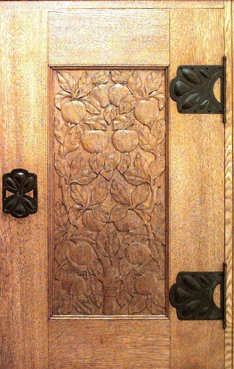 Armadio svedese Arts & Crafts (circa 1915) in quercia a 4 ante con decorazioni floreali intagliate e rifiniture e ferramenta metallica decorativa (opera del designer e architetto CARL WESTMAN).