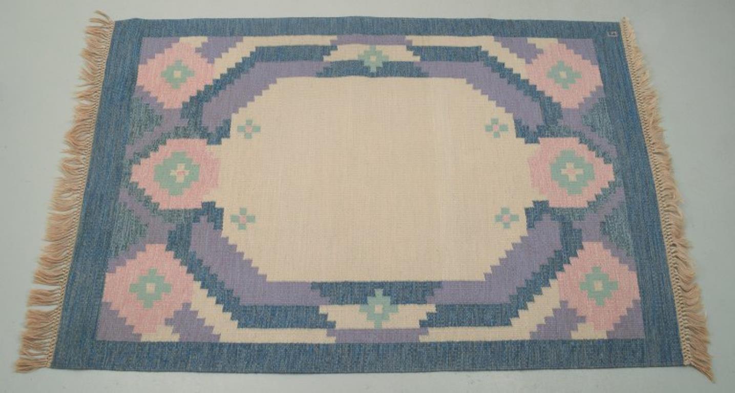 Schwedischer Teppich aus reiner Wolle. Geometrisches Muster in den Farben Blau, Weiß und Rosa. (Skandinavische Moderne) im Angebot