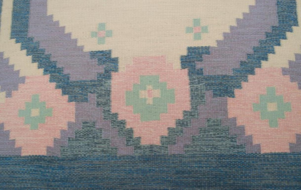 Schwedischer Teppich aus reiner Wolle. Geometrisches Muster in den Farben Blau, Weiß und Rosa. (20. Jahrhundert) im Angebot