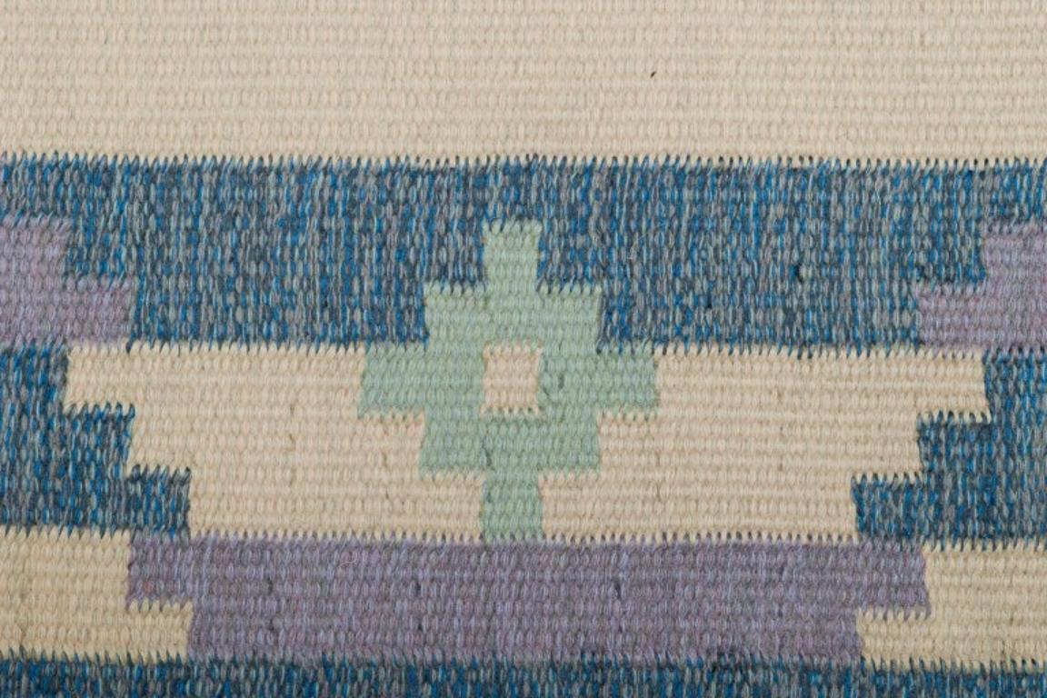 Schwedischer Teppich aus reiner Wolle. Geometrisches Muster in den Farben Blau, Weiß und Rosa. im Angebot 1
