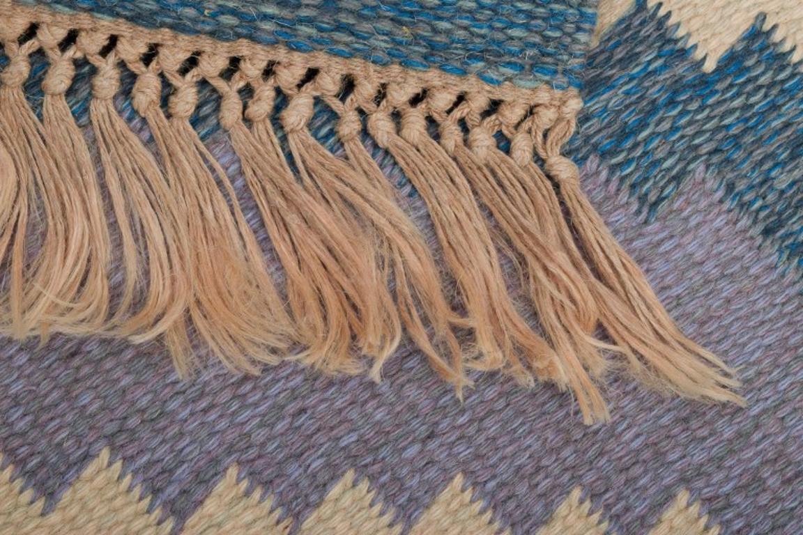 Schwedischer Teppich aus reiner Wolle. Geometrisches Muster in den Farben Blau, Weiß und Rosa. im Angebot 3